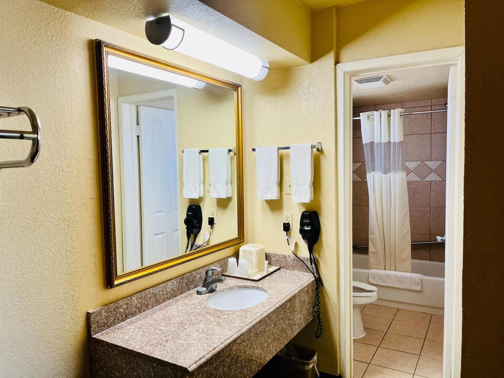 Econo Lodge Del Rio photo 22
