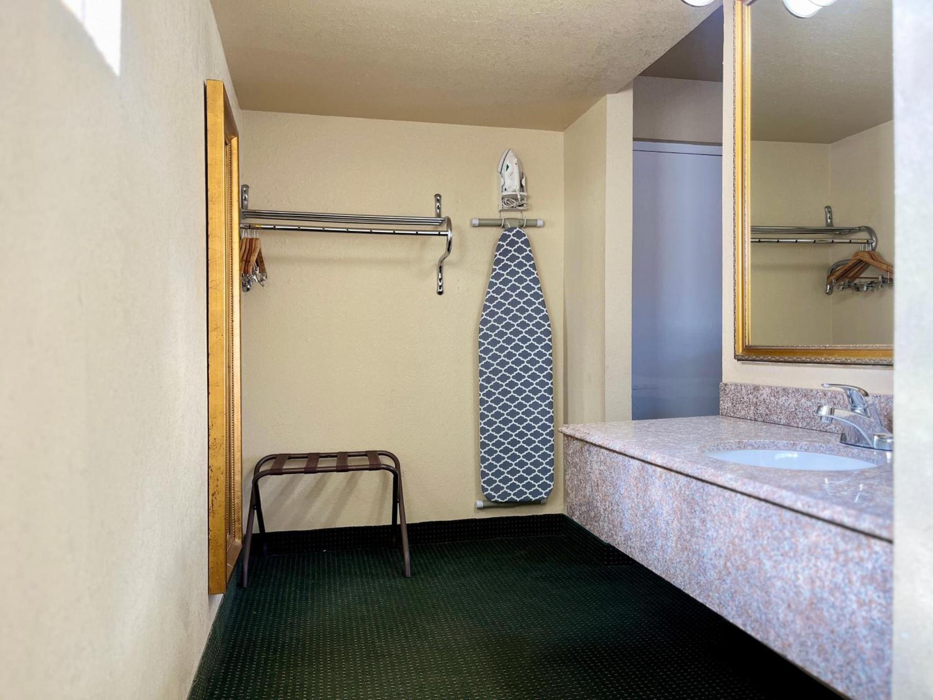 Econo Lodge Del Rio photo 21
