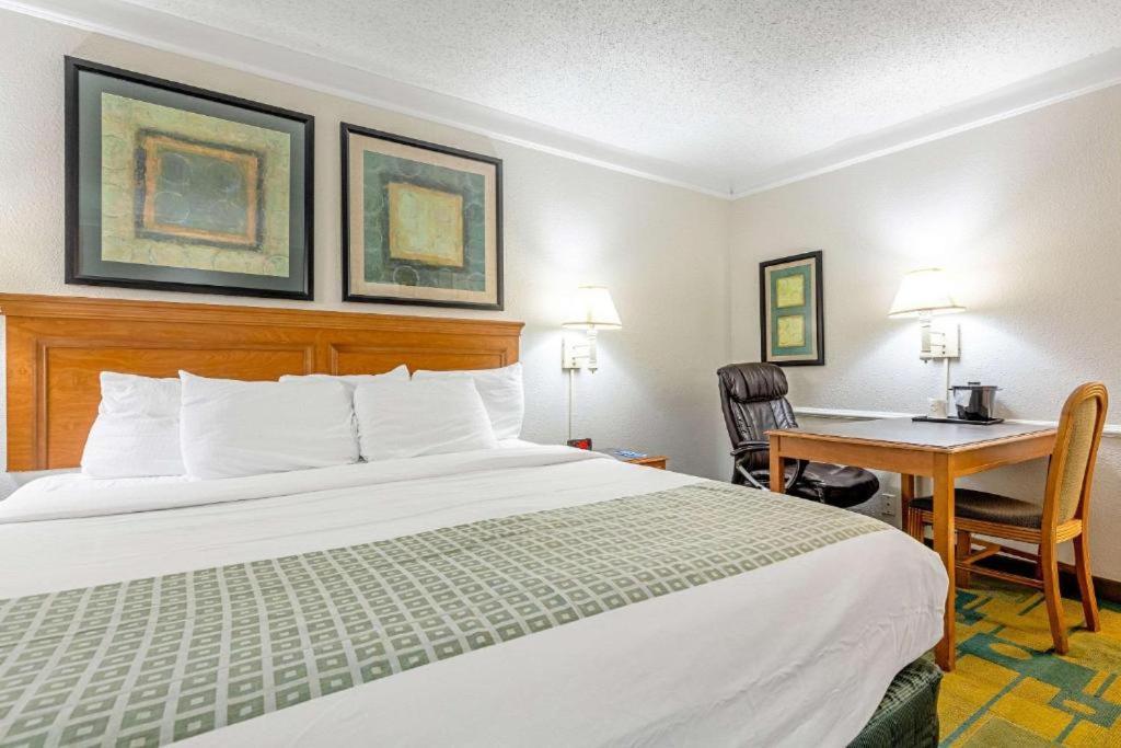 Rodeway Inn photo 15