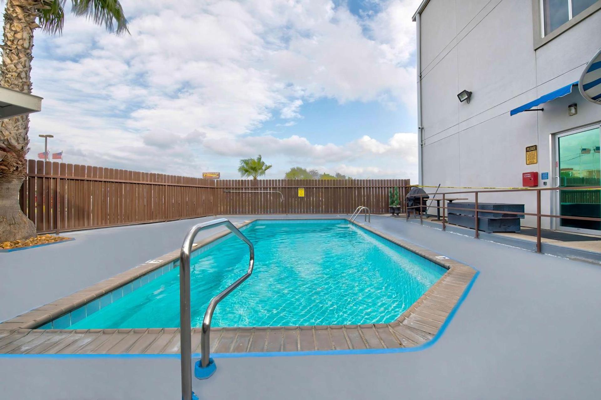 Motel 6-Eagle Pass, TX - Lakeside photo 6