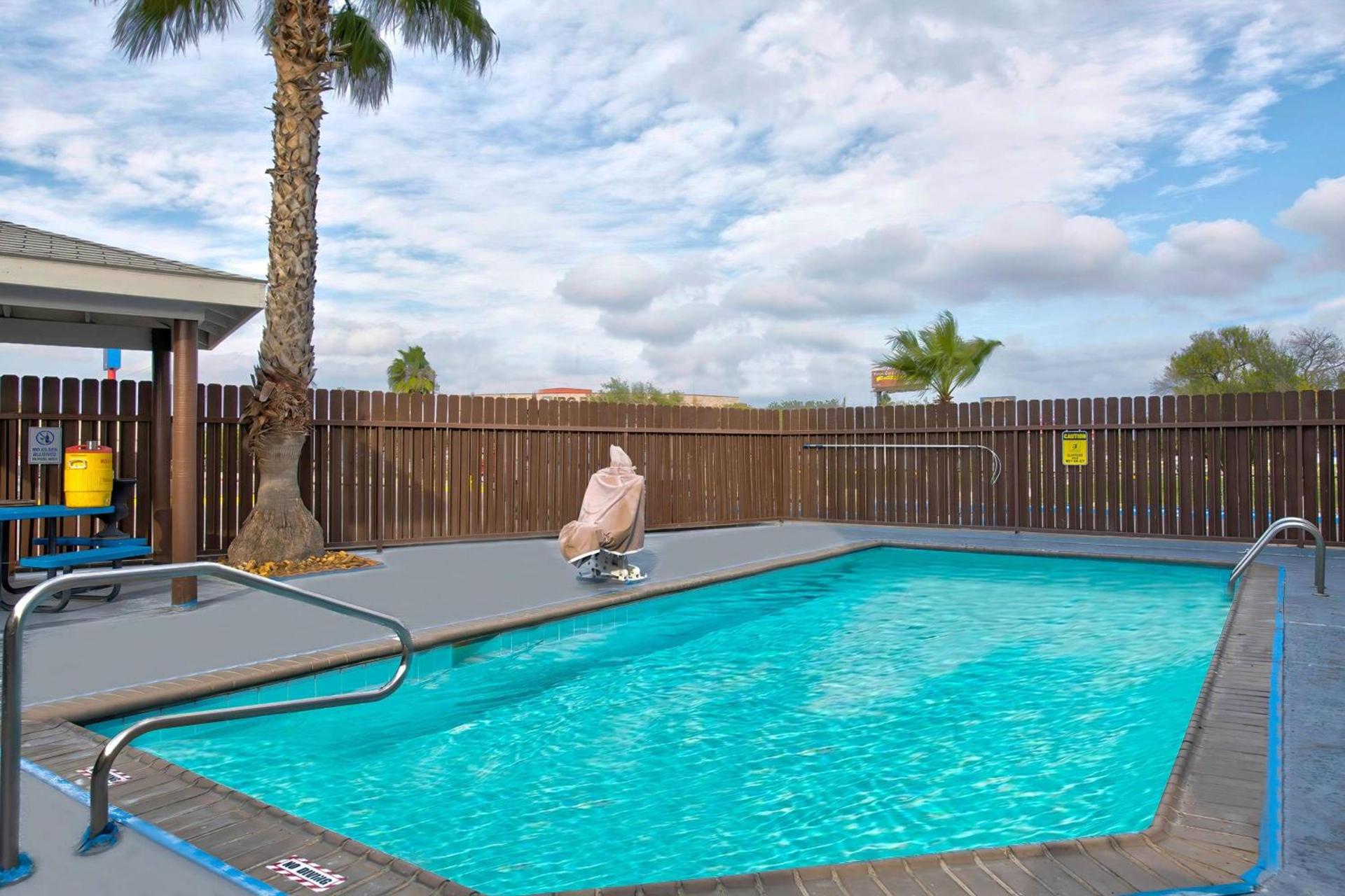Motel 6-Eagle Pass, TX - Lakeside photo 7