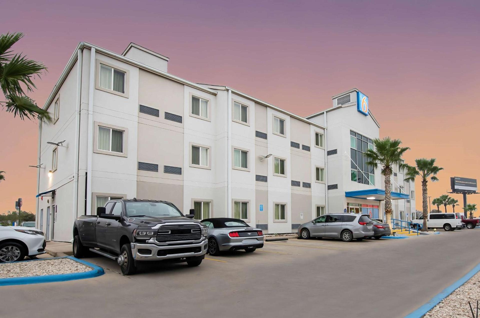 Motel 6-Eagle Pass, TX - Lakeside photo 3