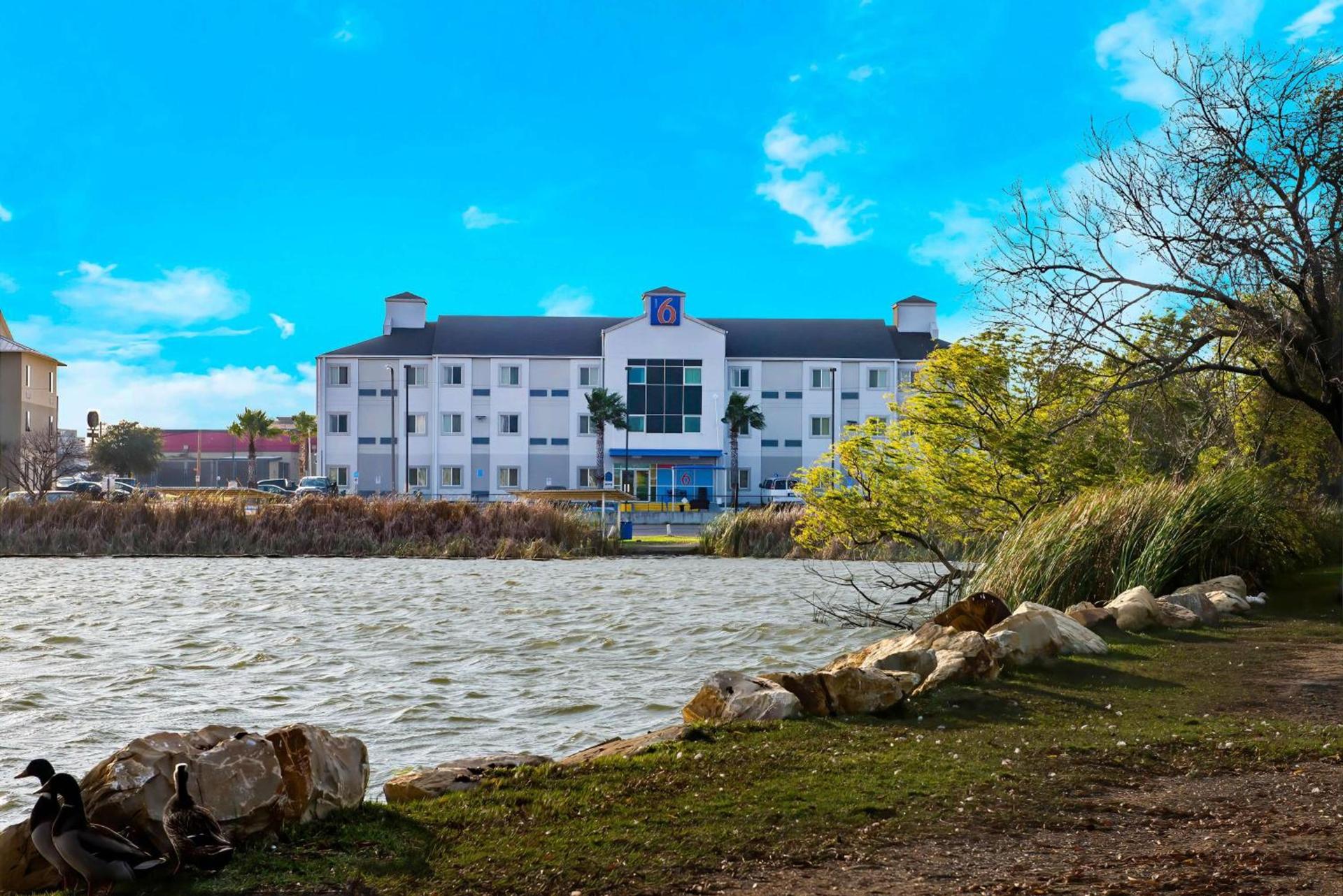 Motel 6-Eagle Pass, TX - Lakeside photo 5