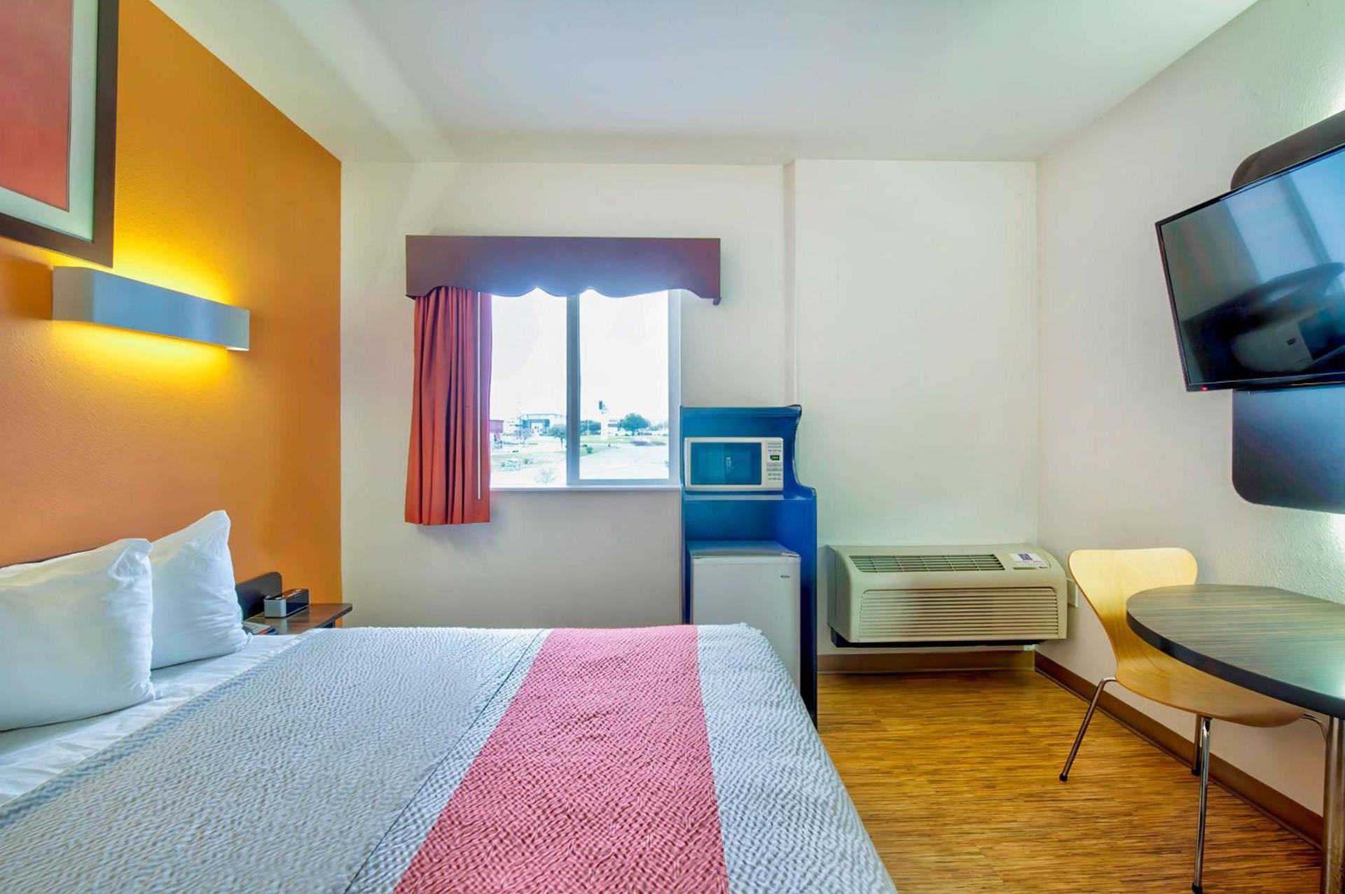 Motel 6-Eagle Pass, TX - Lakeside photo 10