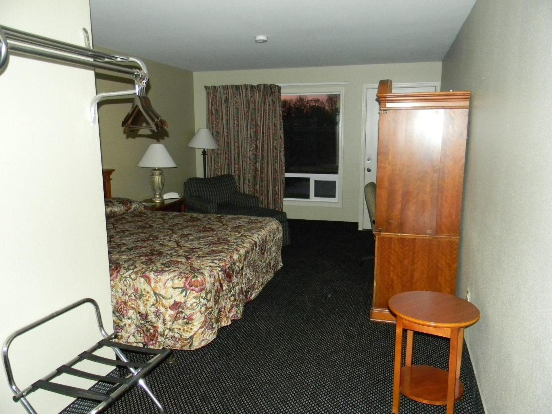 Lakeview Inn Centralia photo 16
