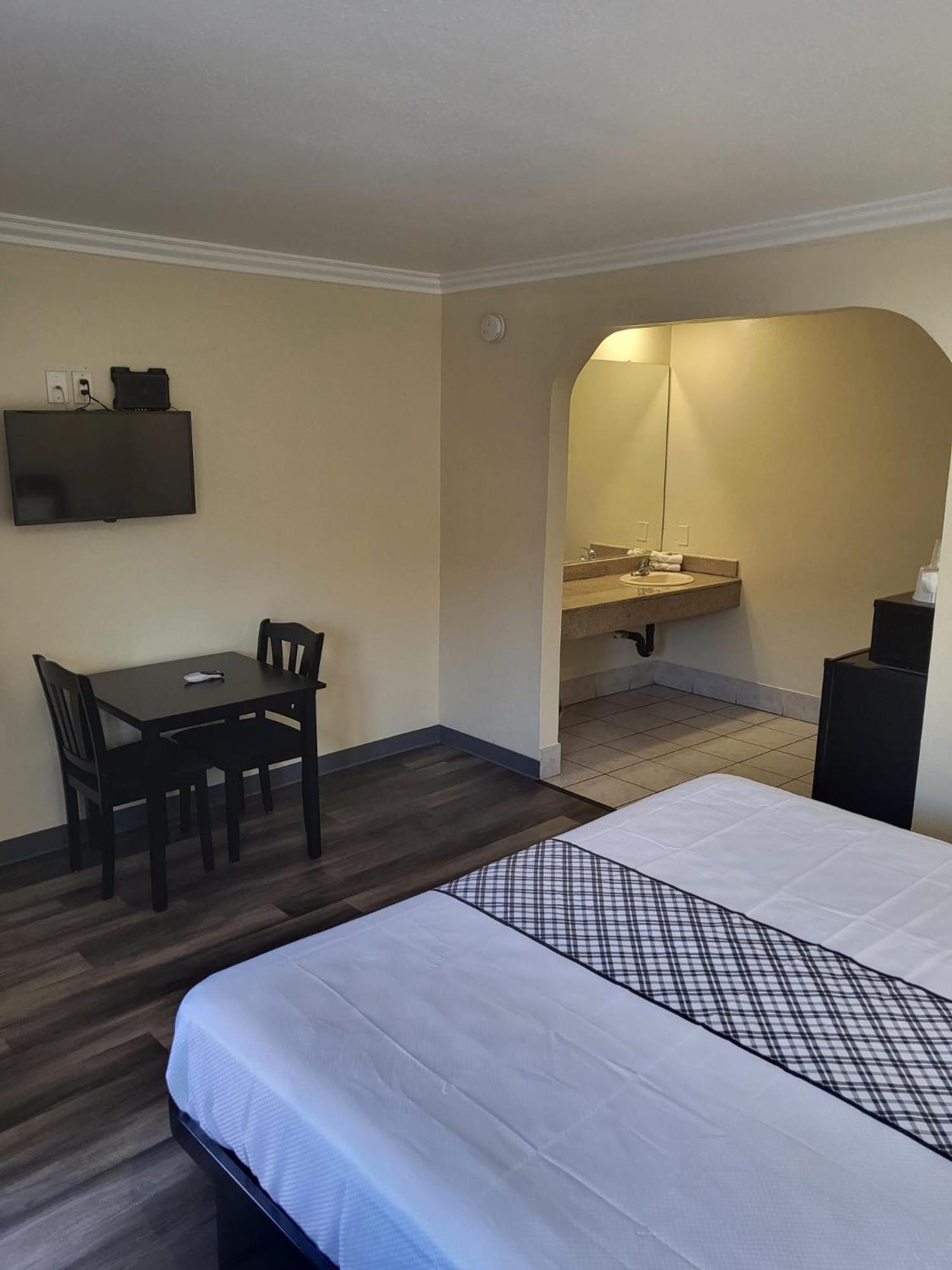Budget Inn photo 3