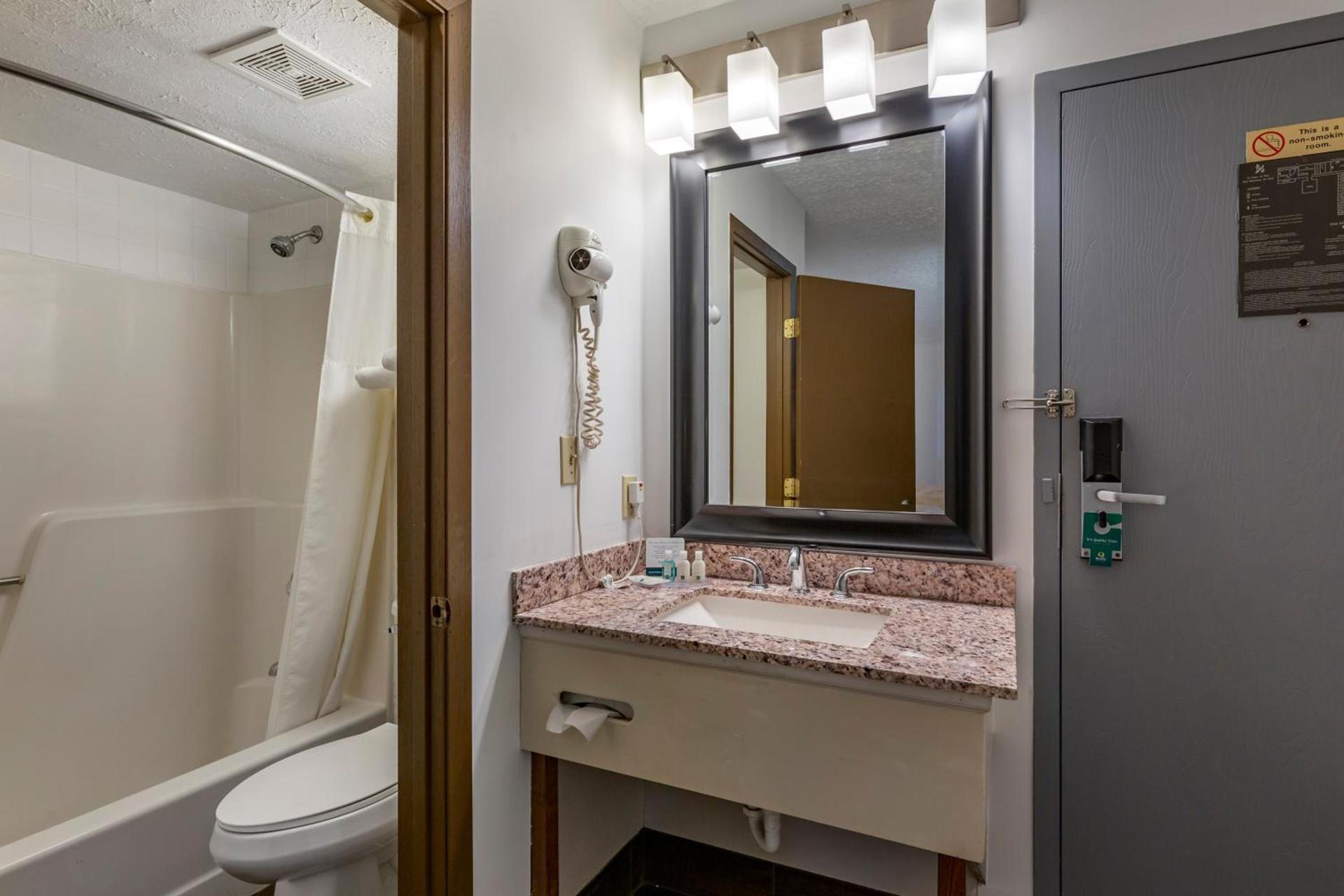 Quality Inn Austintown-Youngstown West photo 39