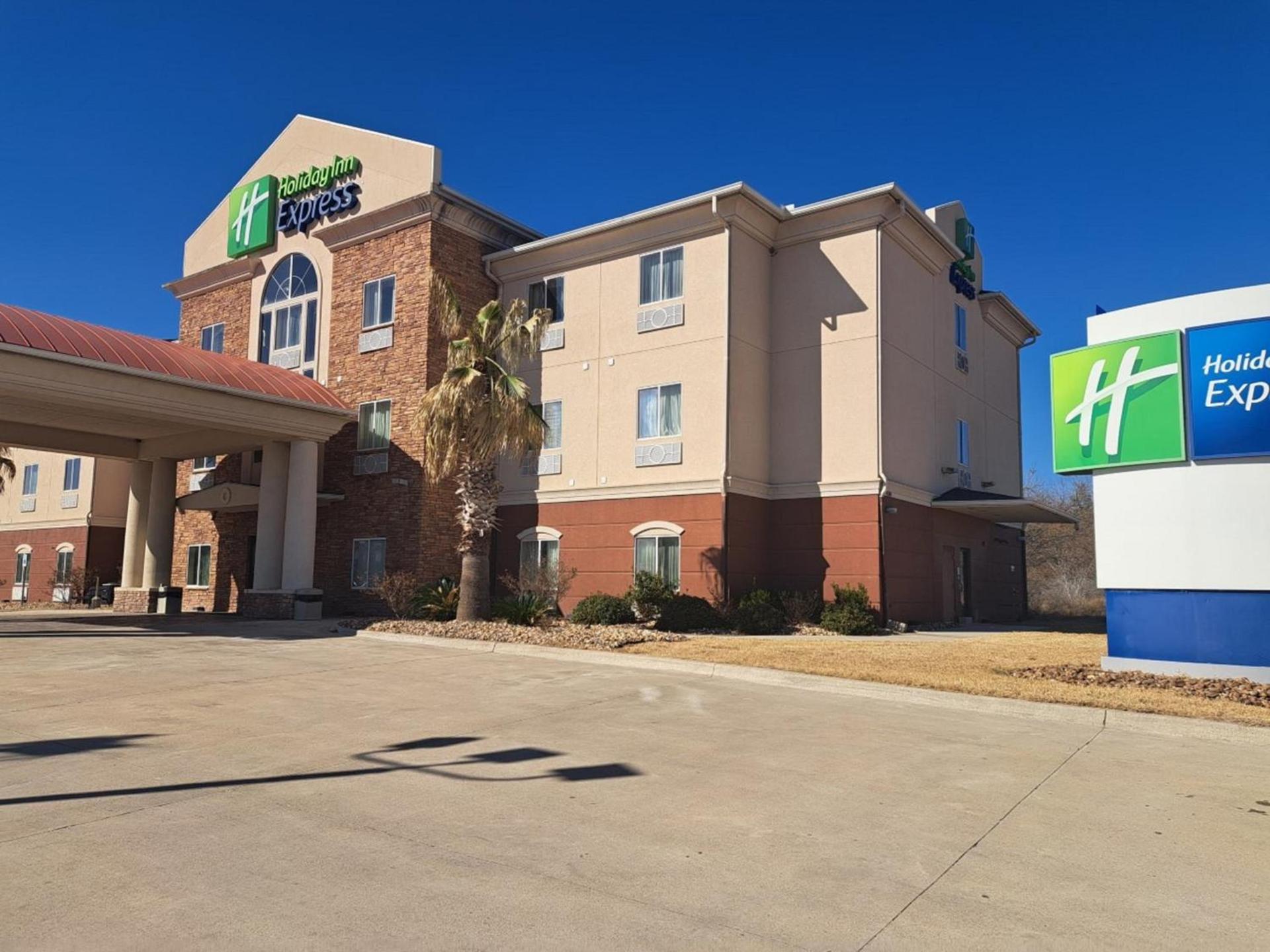 Holiday Inn Express Kenedy by IHG photo 10