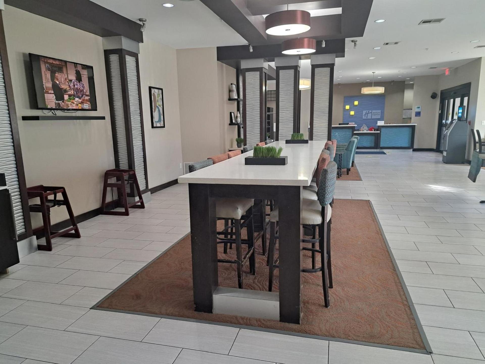 Holiday Inn Express Kenedy by IHG photo 12