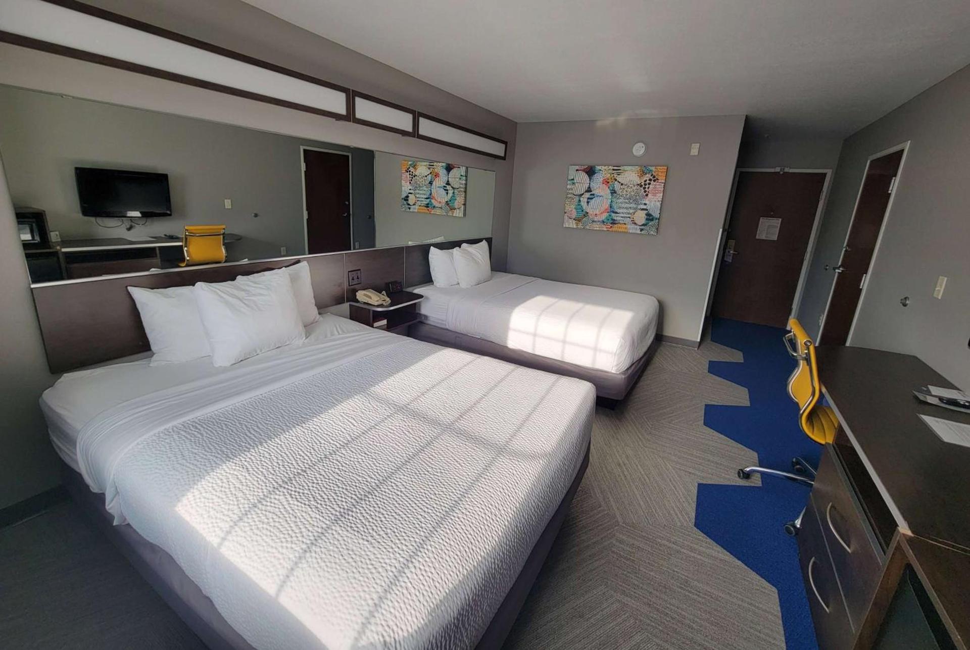 Microtel Inn & Suites by Wyndham Bluffs photo 8