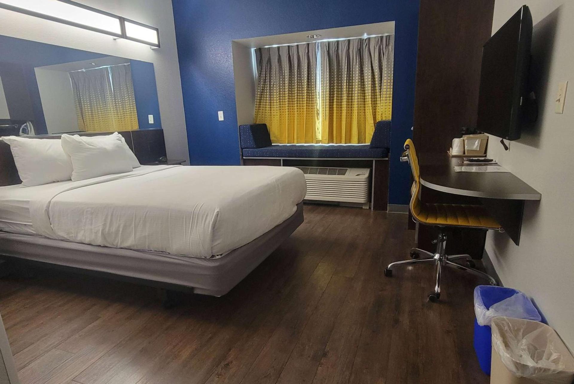 Microtel Inn & Suites by Wyndham Bluffs photo 11