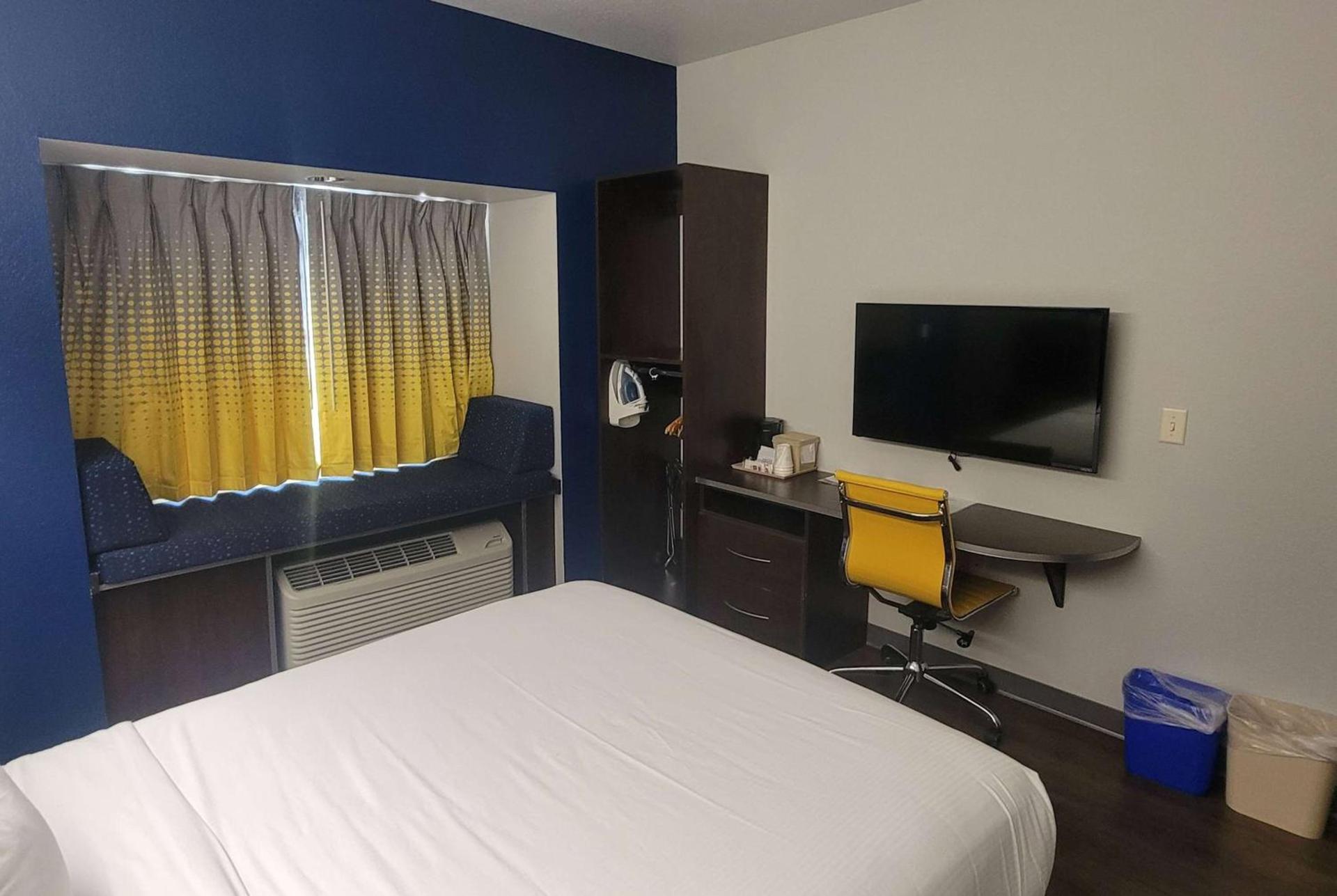 Microtel Inn & Suites by Wyndham Bluffs photo 13