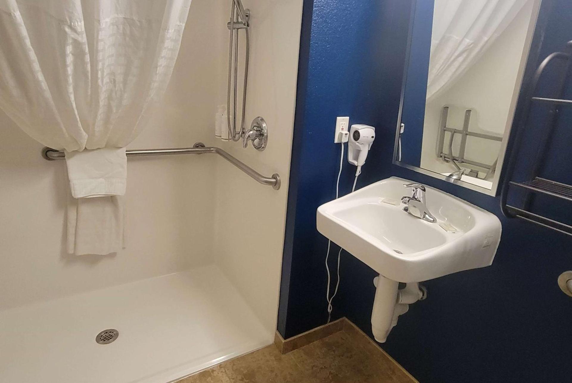 Microtel Inn & Suites by Wyndham Bluffs photo 15