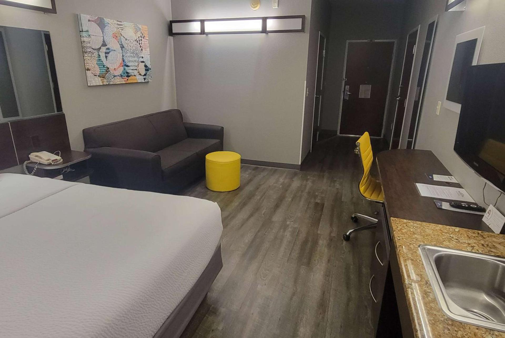 Microtel Inn & Suites by Wyndham Bluffs photo 17