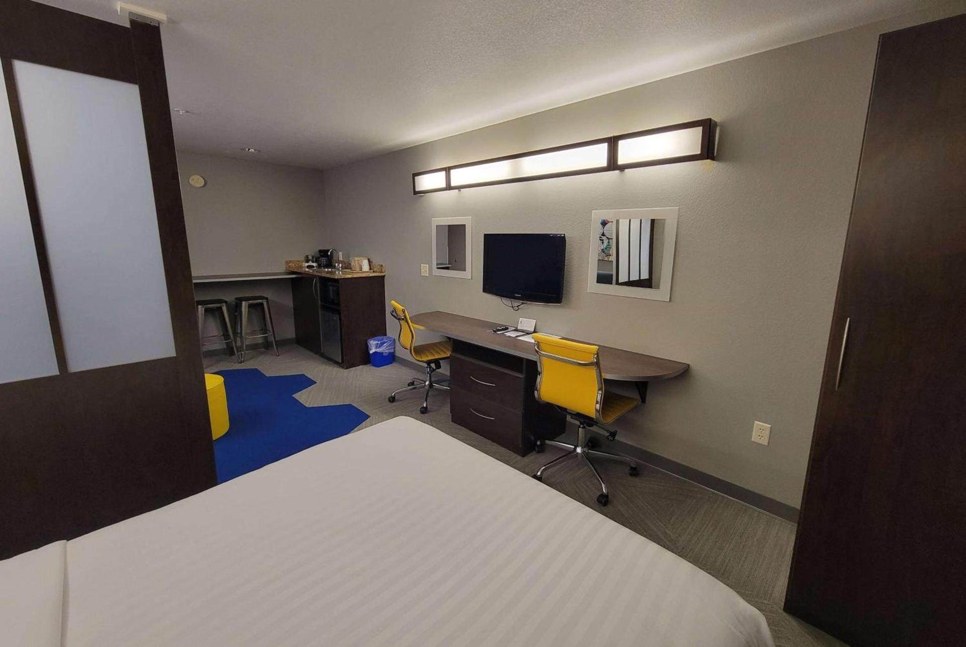 Microtel Inn & Suites by Wyndham Bluffs photo 23