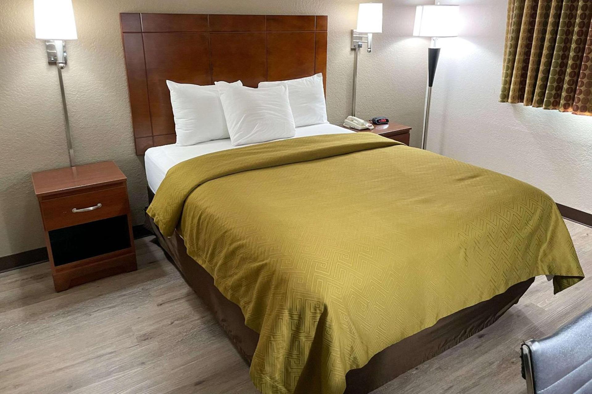 Econo Lodge Cartersville-Emerson Lake Point photo 6