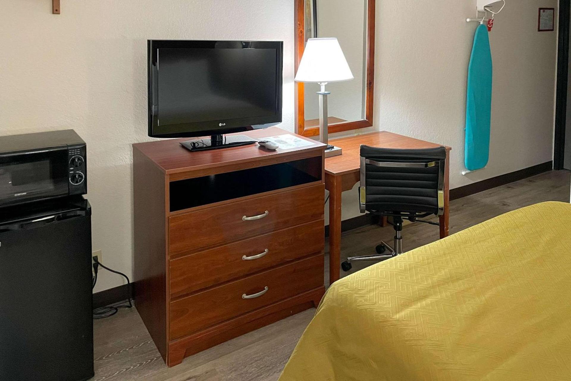Econo Lodge Cartersville-Emerson Lake Point photo 7