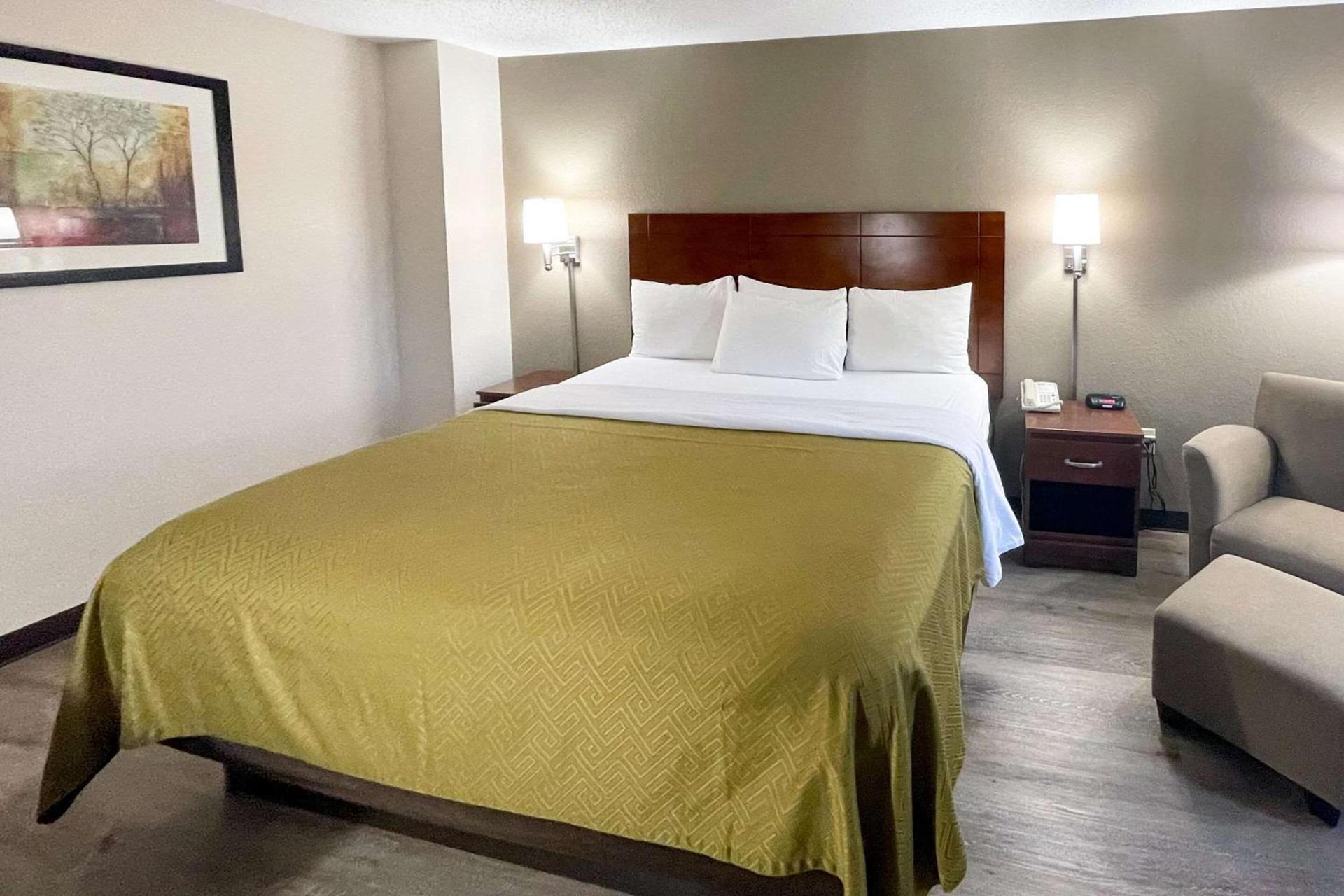 Econo Lodge Cartersville-Emerson Lake Point photo 8
