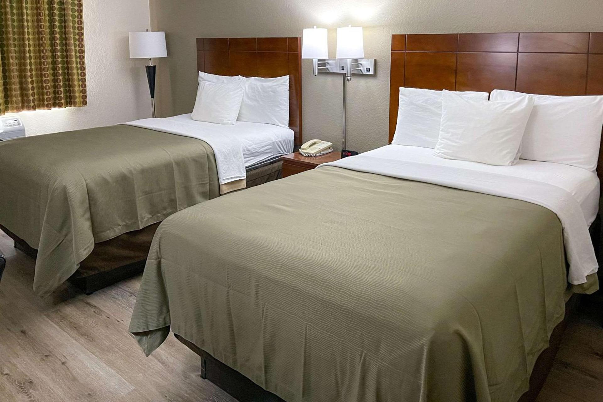 Econo Lodge Cartersville-Emerson Lake Point photo 10