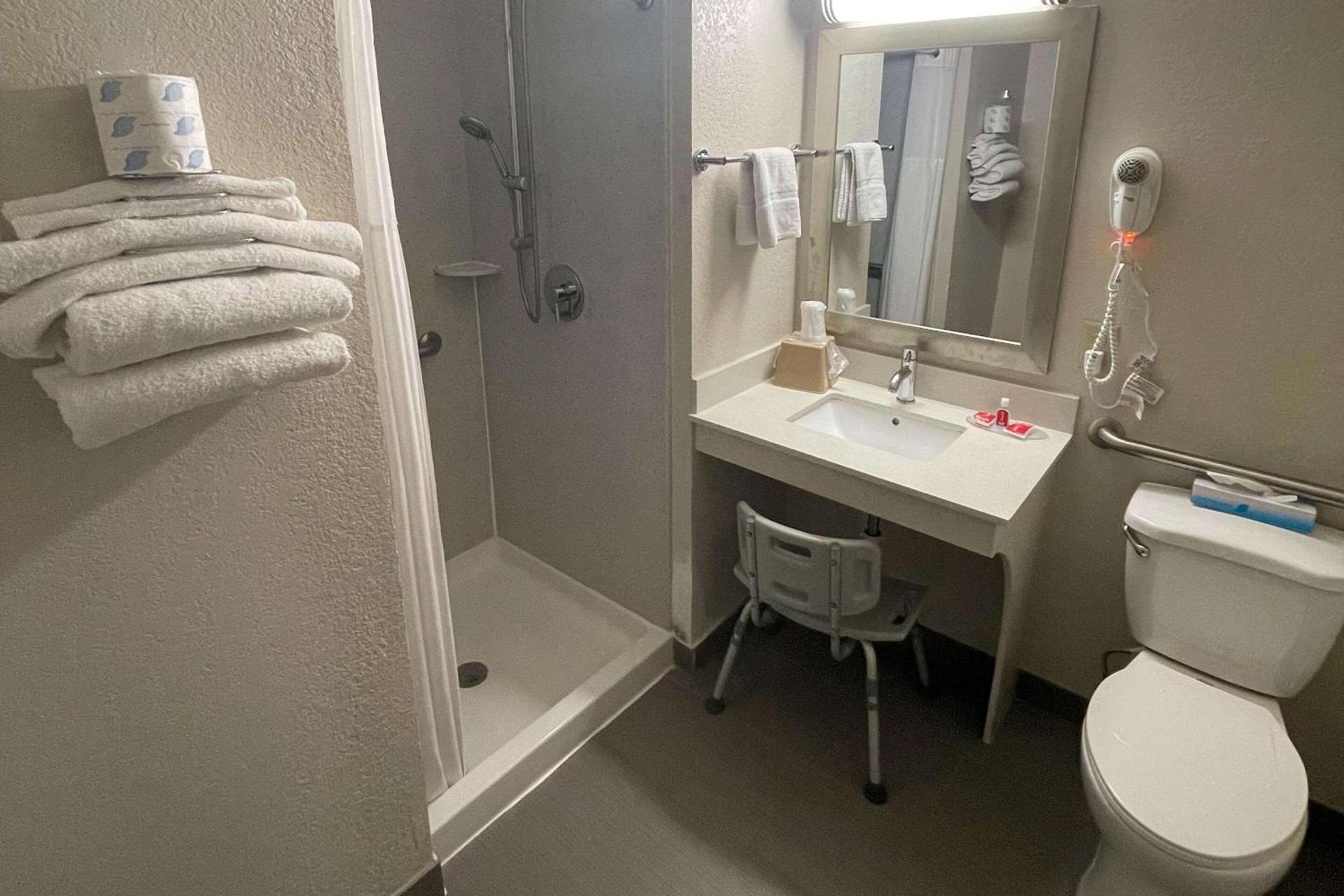 Econo Lodge Cartersville-Emerson Lake Point photo 13