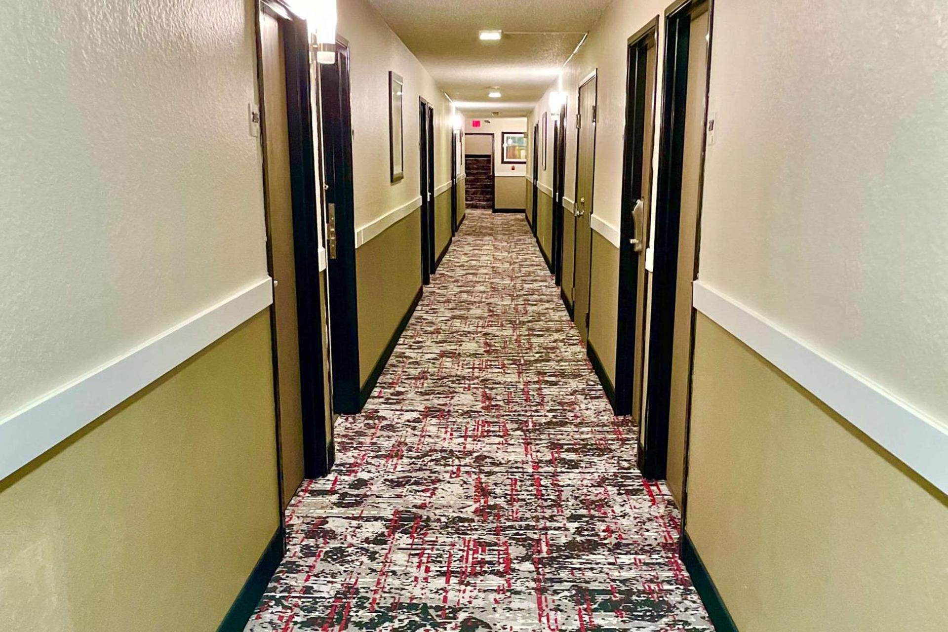Econo Lodge Cartersville-Emerson Lake Point photo 20