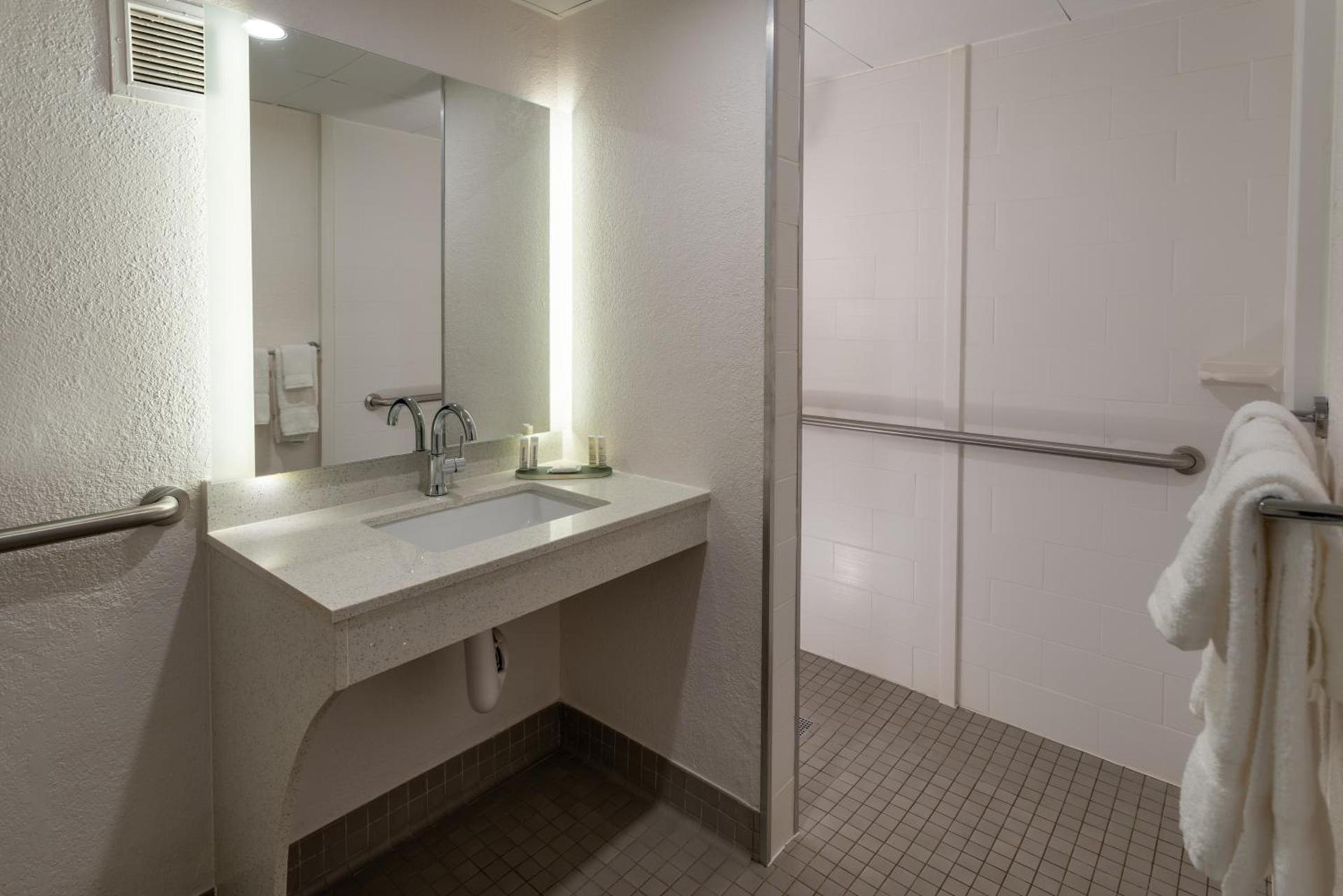 Baymont by Wyndham White Plains - Elmsford photo 54