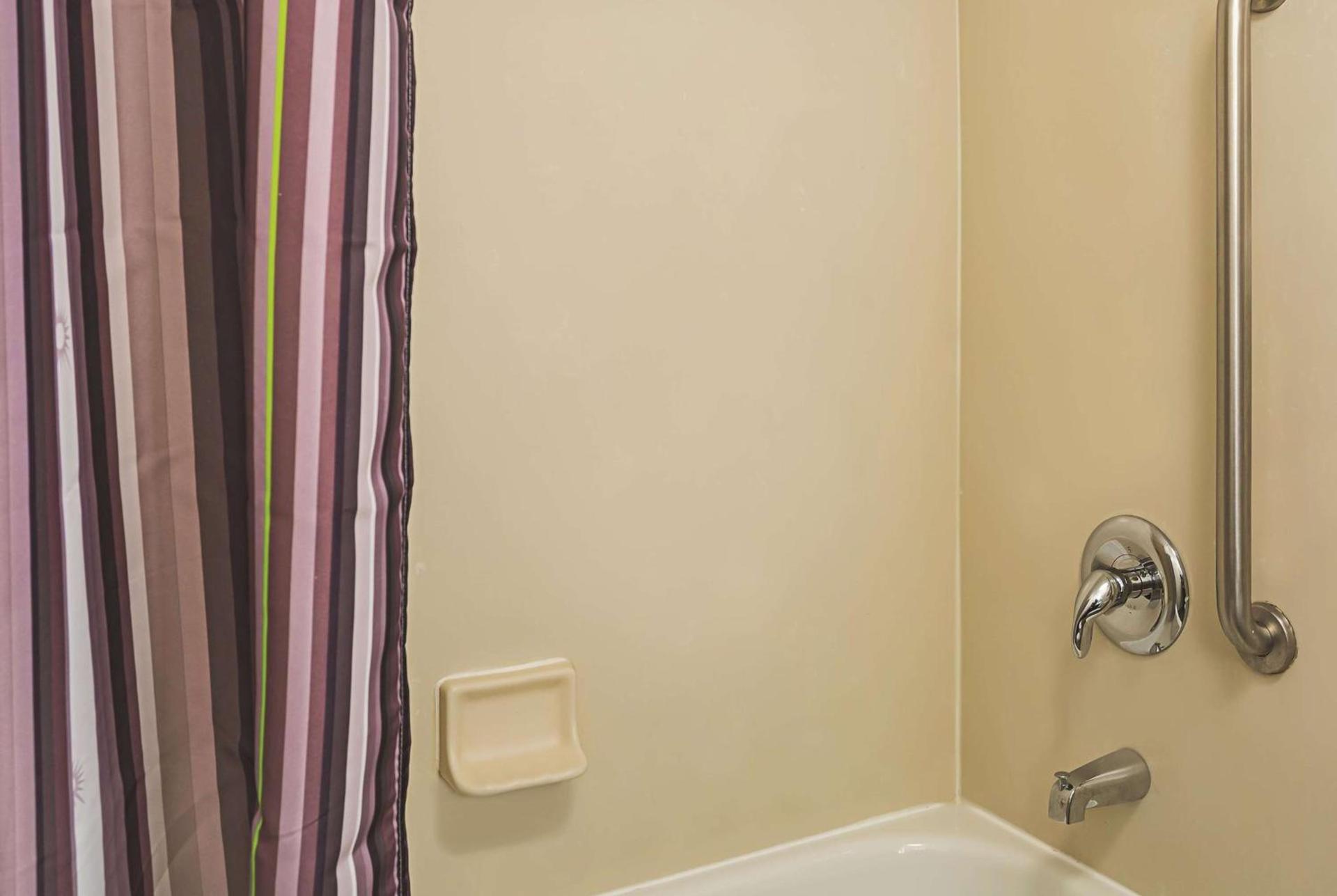 La Quinta by Wyndham Las Vegas Summerlin Tech photo 24