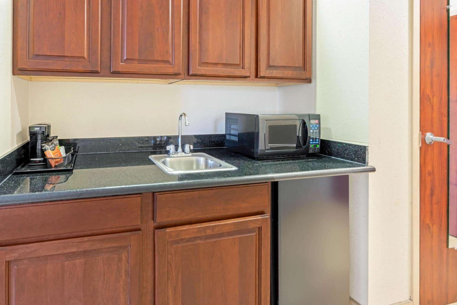La Quinta by Wyndham Midwest City - Tinker AFB photo 24