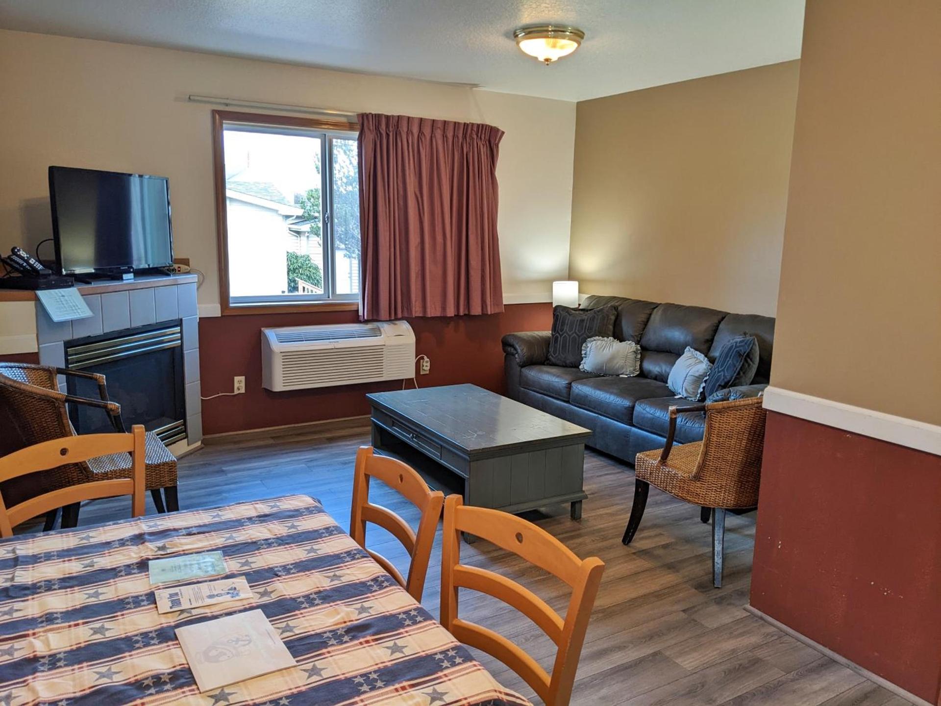 Hillcrest Inn photo 93
