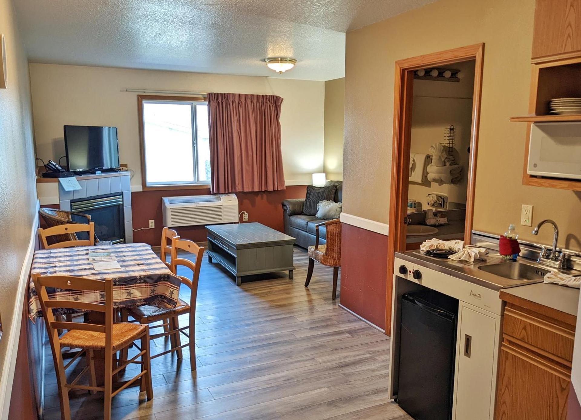 Hillcrest Inn photo 94