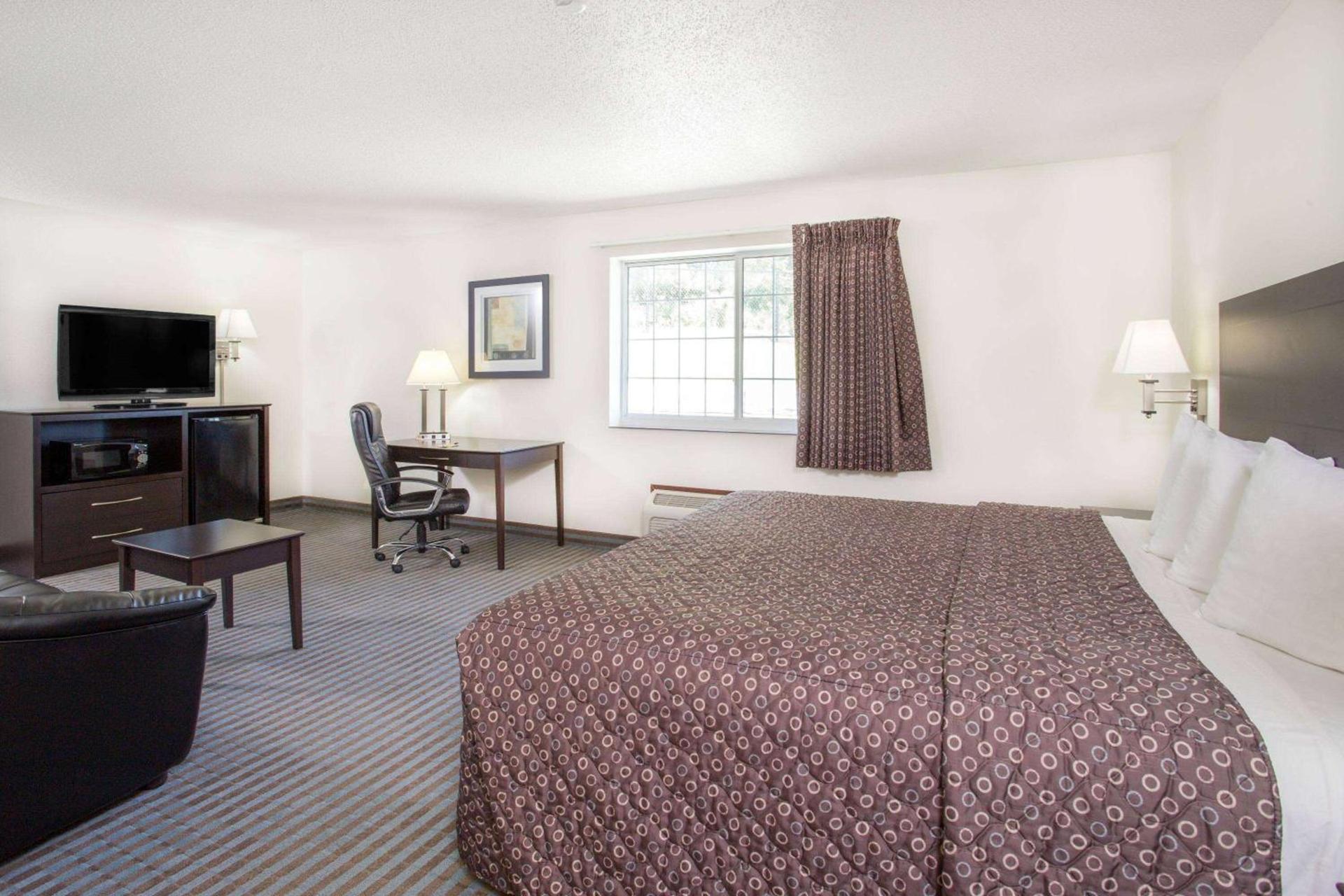 Super 8 by Wyndham Cedar Falls photo 9