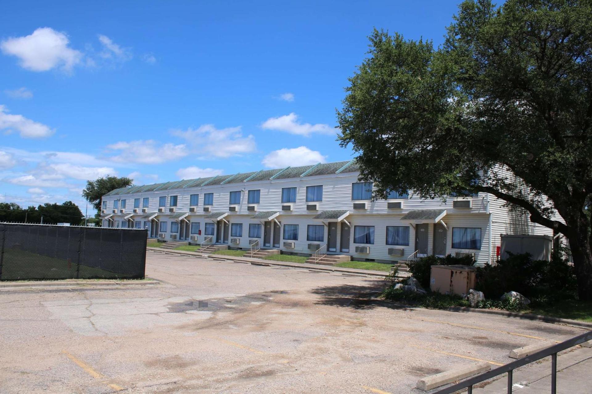 Days Inn by Wyndham Waco University Area photo 2
