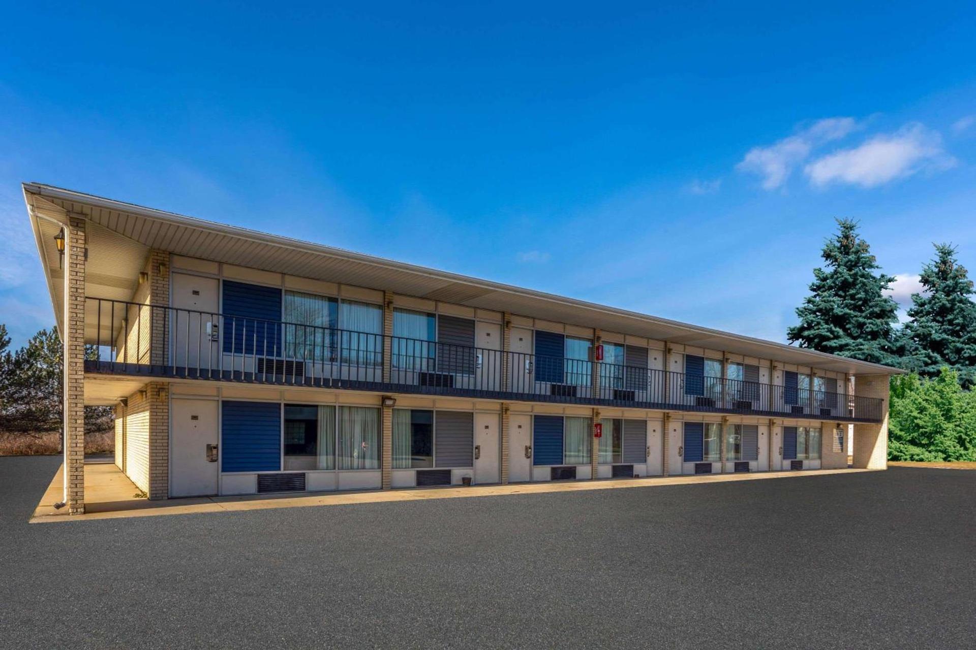 Days Inn by Wyndham Birch Run photo 2