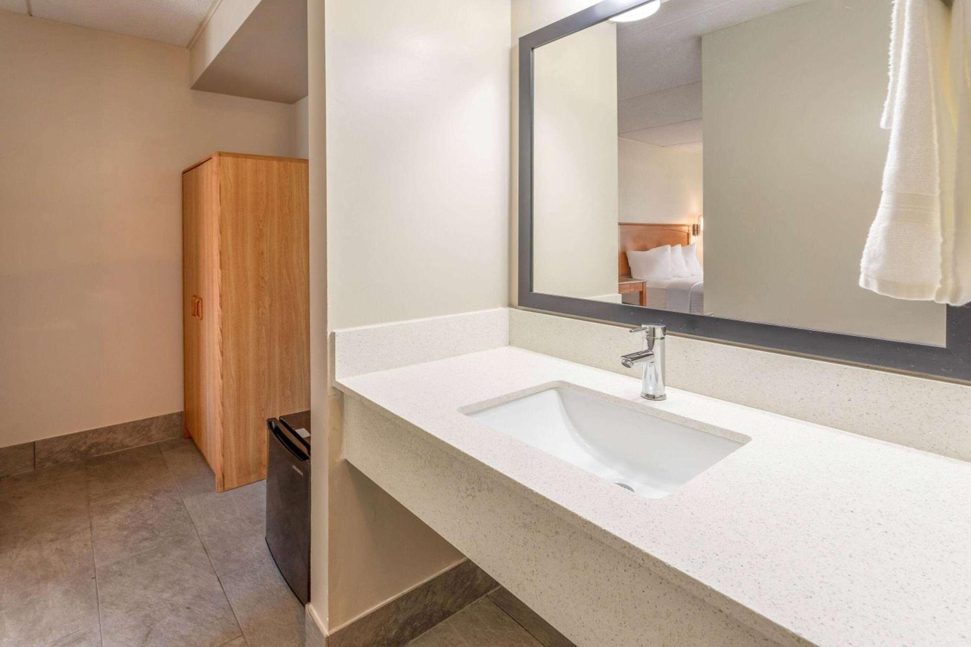 Days Inn by Wyndham Birch Run photo 20
