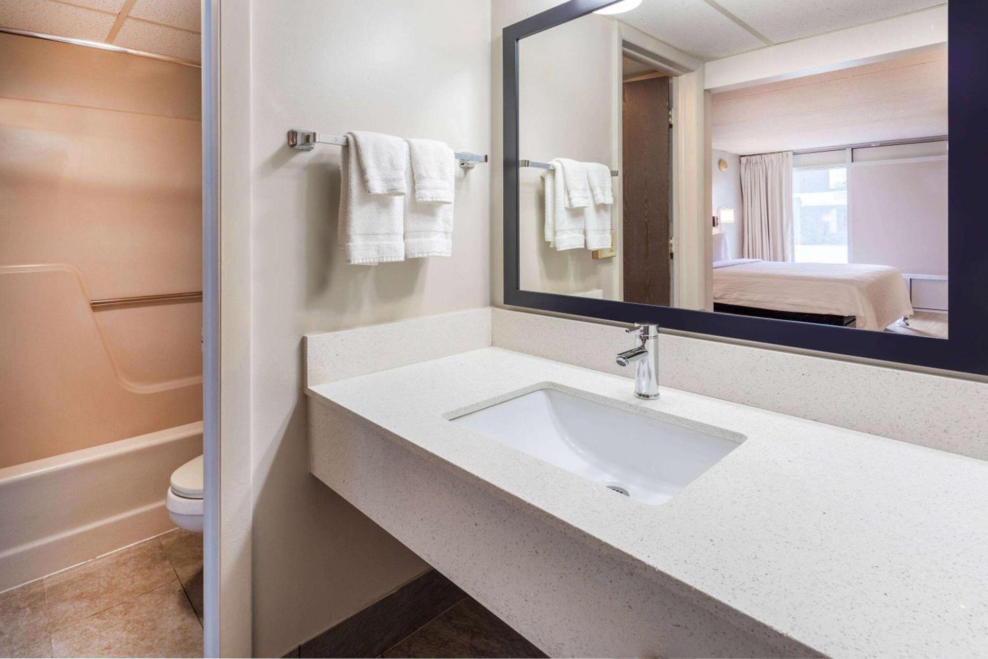Days Inn by Wyndham Birch Run photo 29