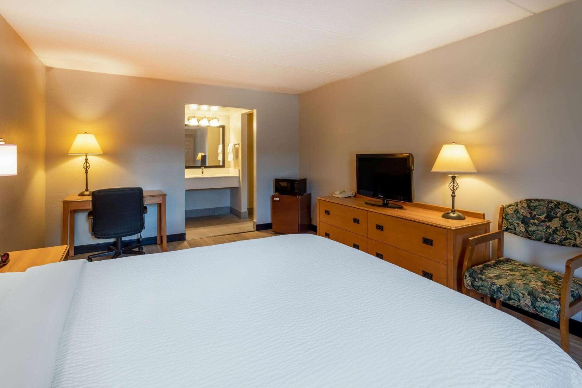 Days Inn by Wyndham Birch Run photo 27