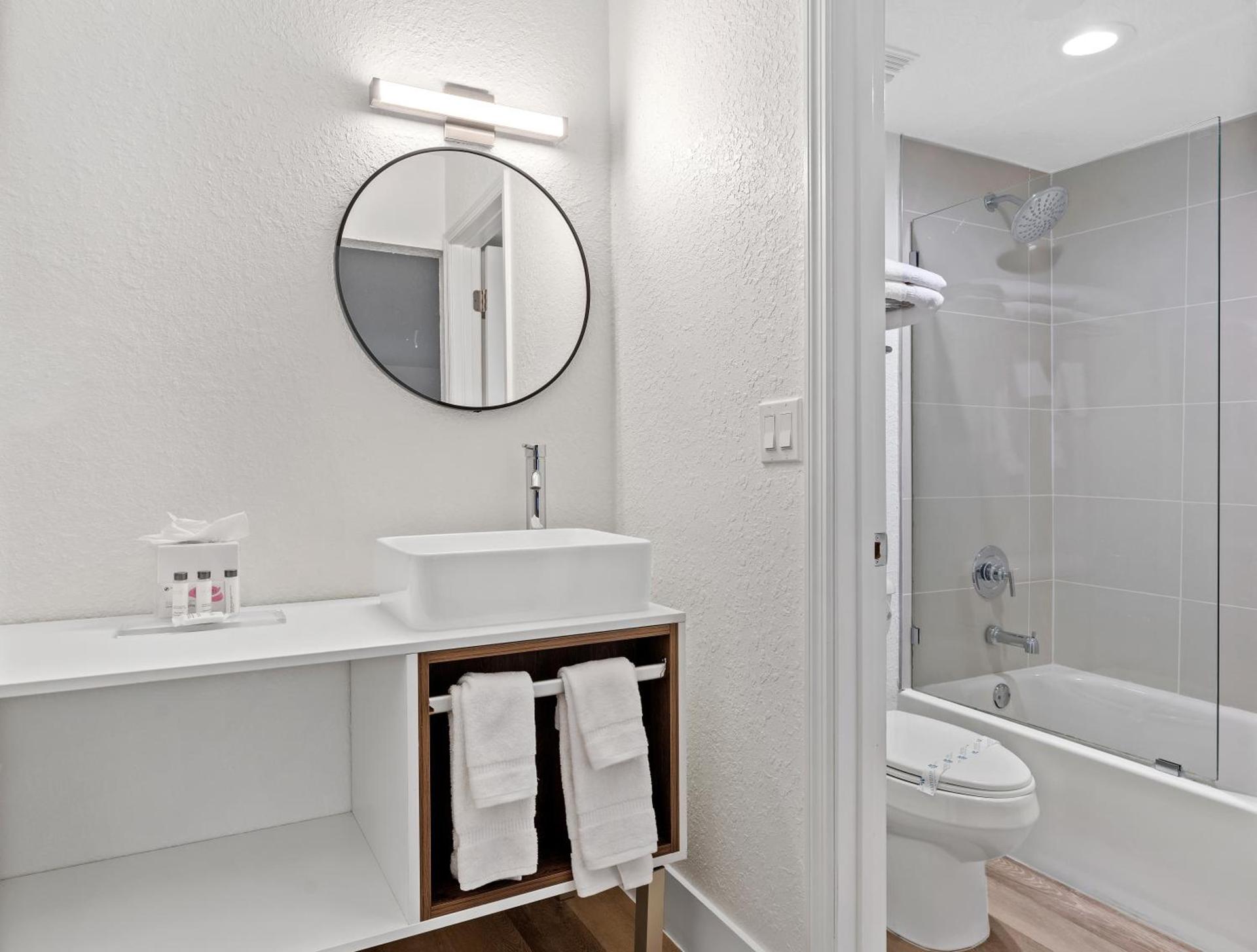 Baymont by Wyndham Jacksonville Airport photo 5