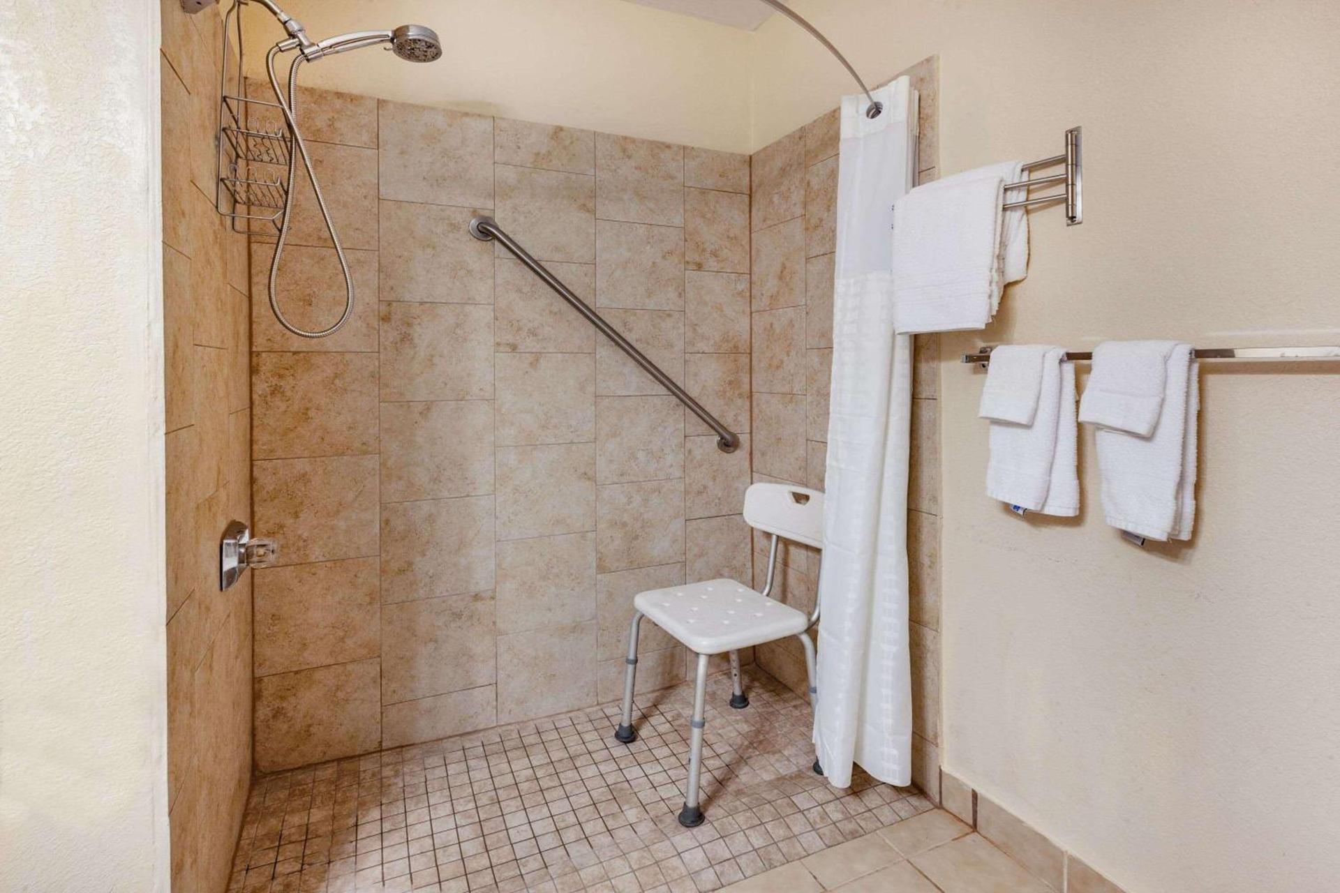 Baymont by Wyndham Perrysburg-Toledo photo 12