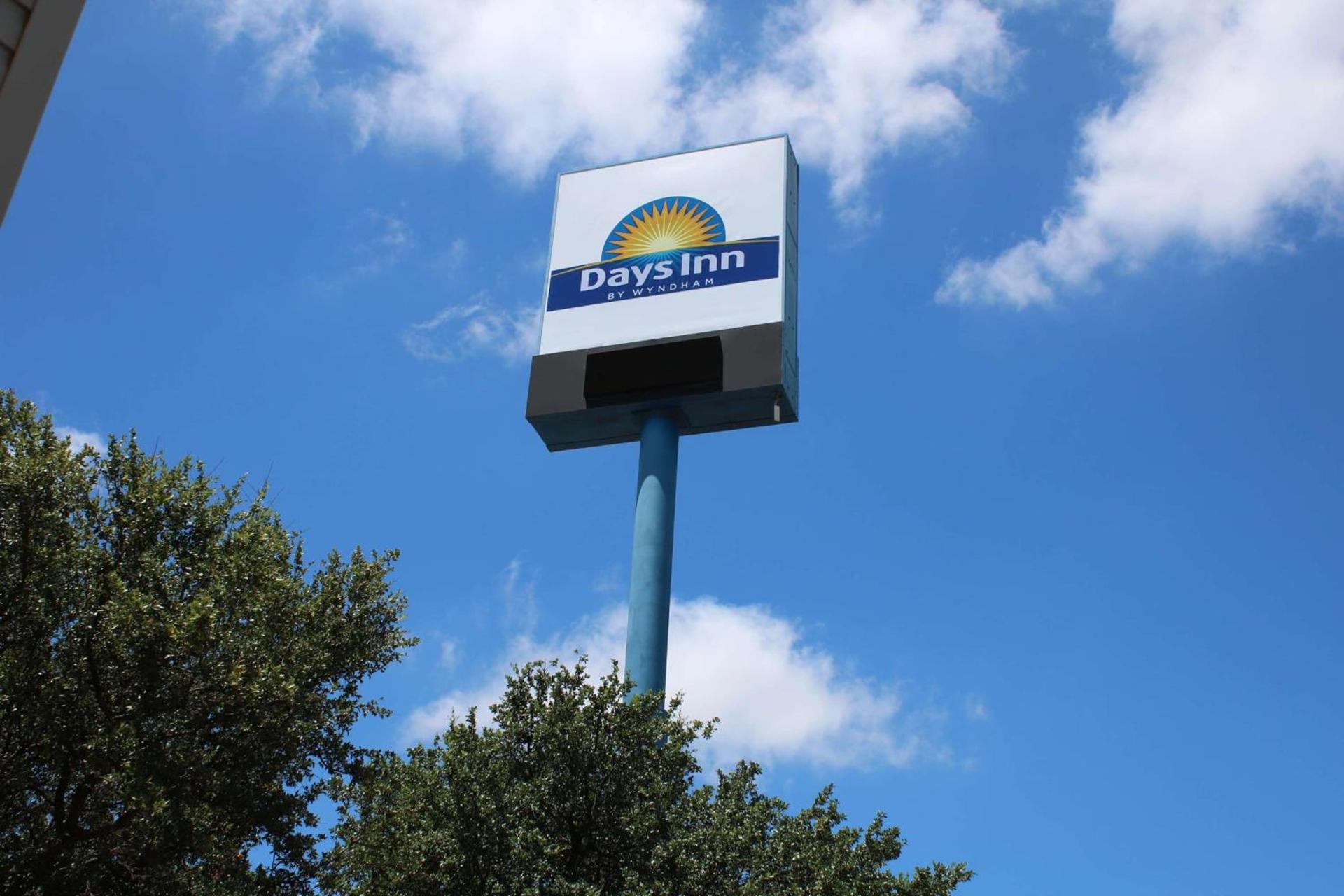Days Inn by Wyndham Waco University Area photo 3