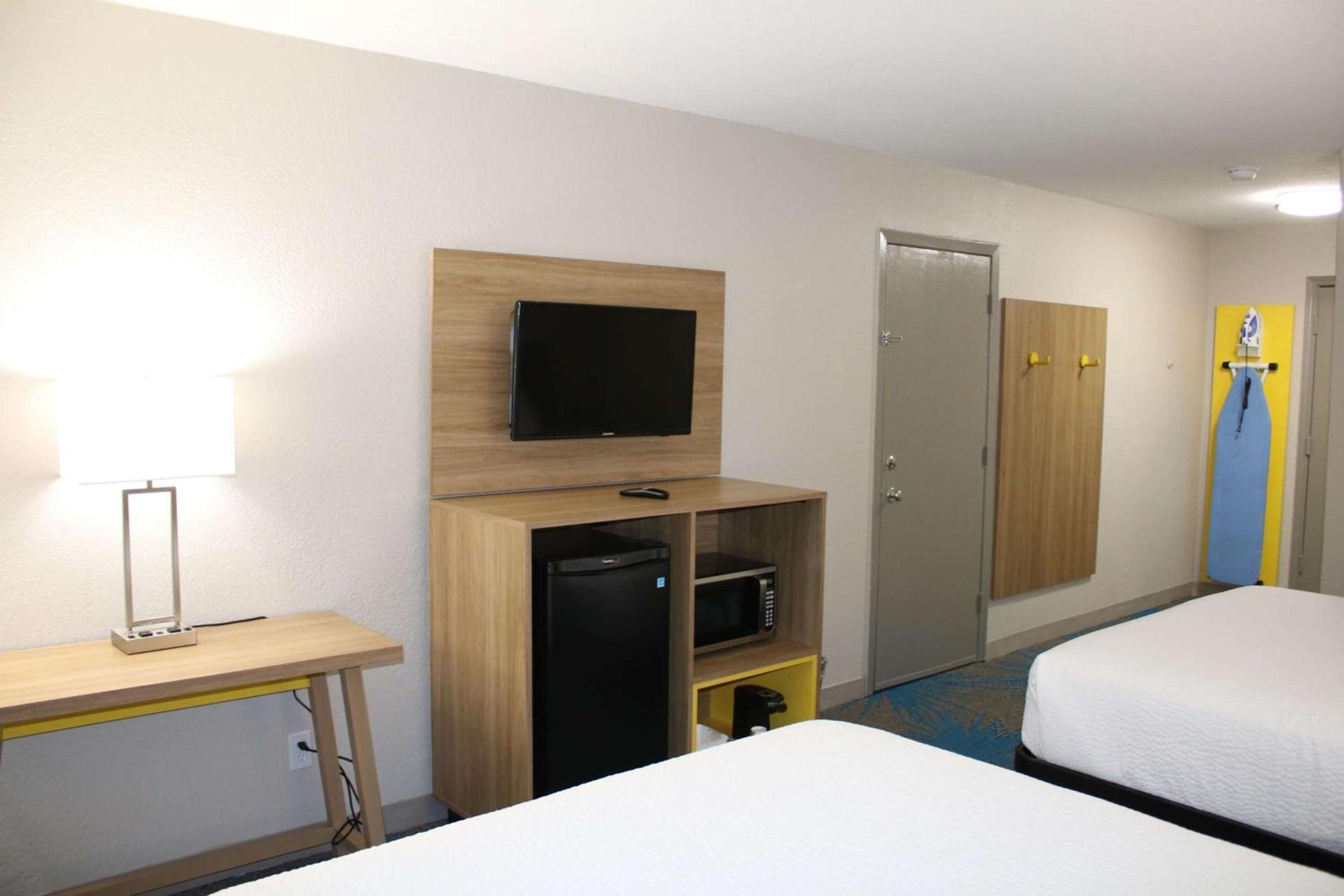 Days Inn by Wyndham Waco University Area photo 17