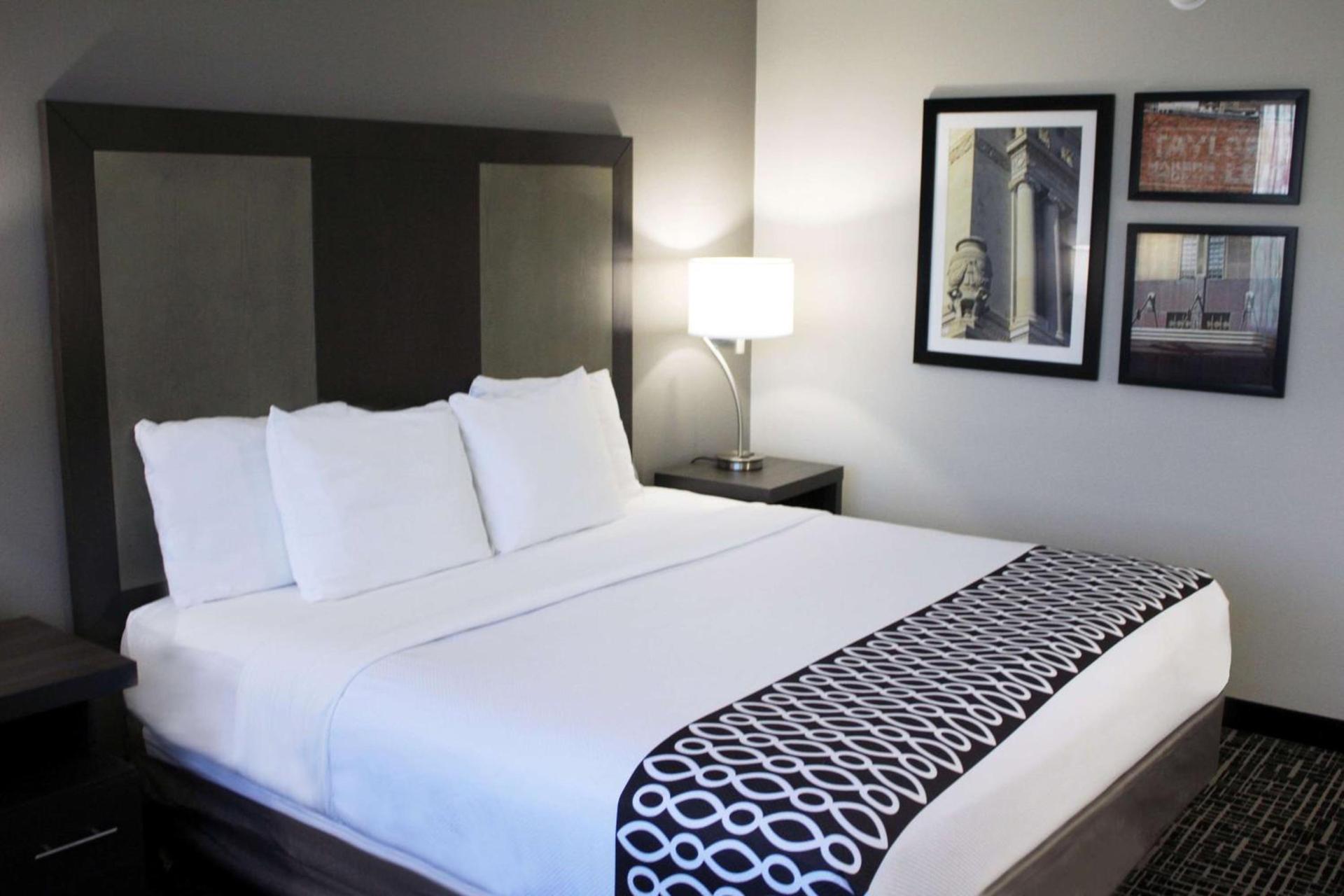 La Quinta Inn & Suites by Wyndham Indianapolis Downtown photo 8