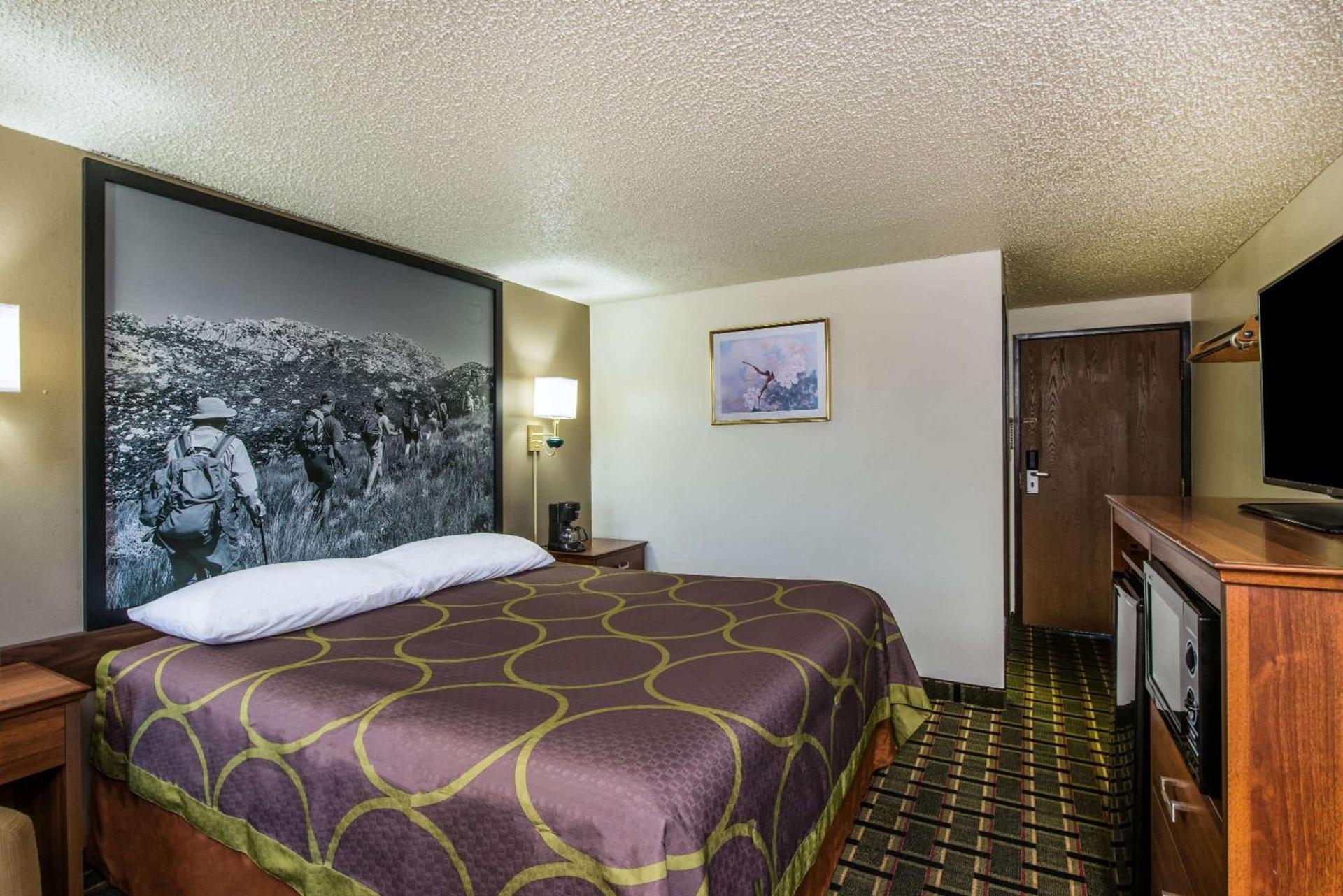 Super 8 by Wyndham Pueblo photo 13
