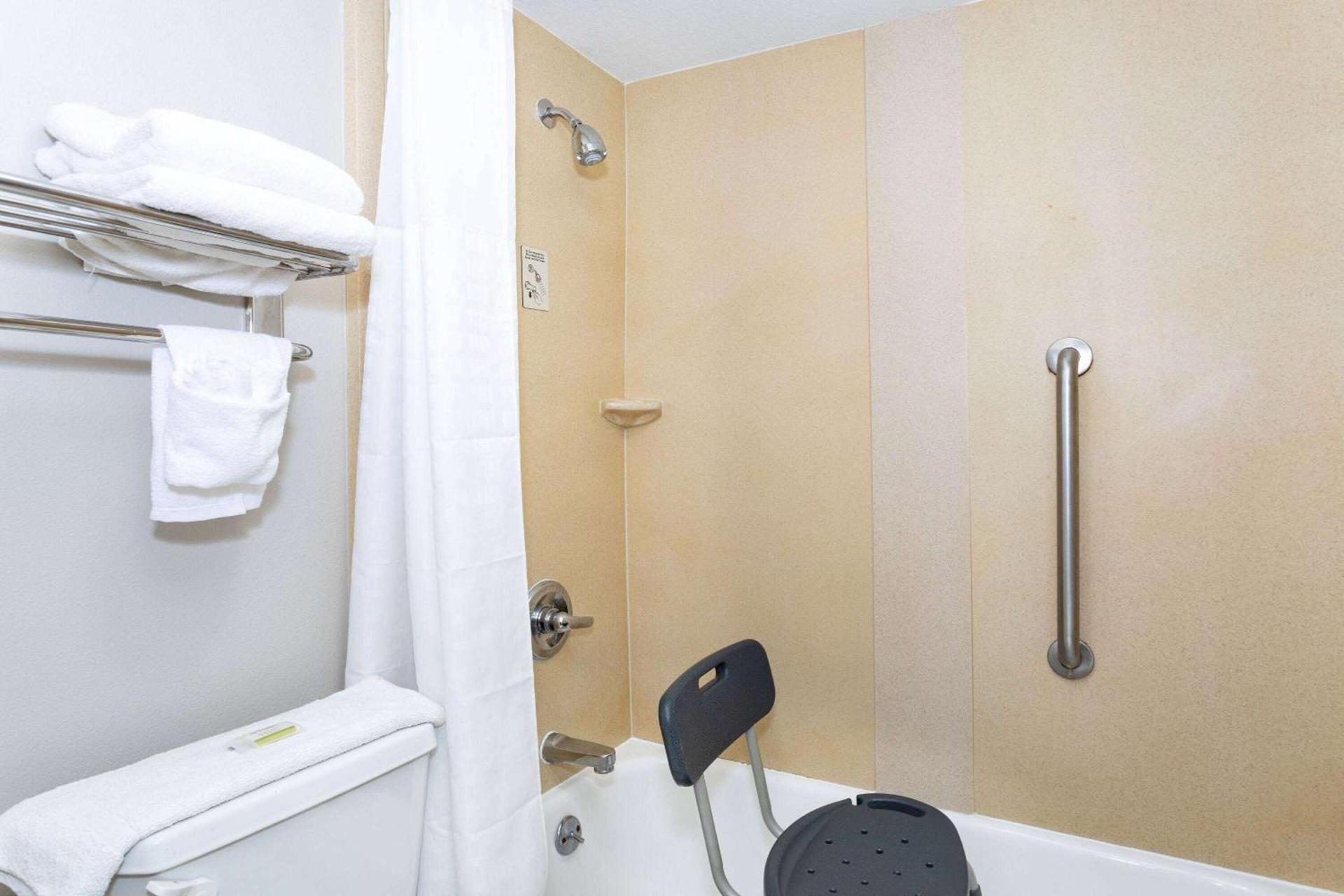 Days Inn by Wyndham N Orlando/Casselberry photo 23