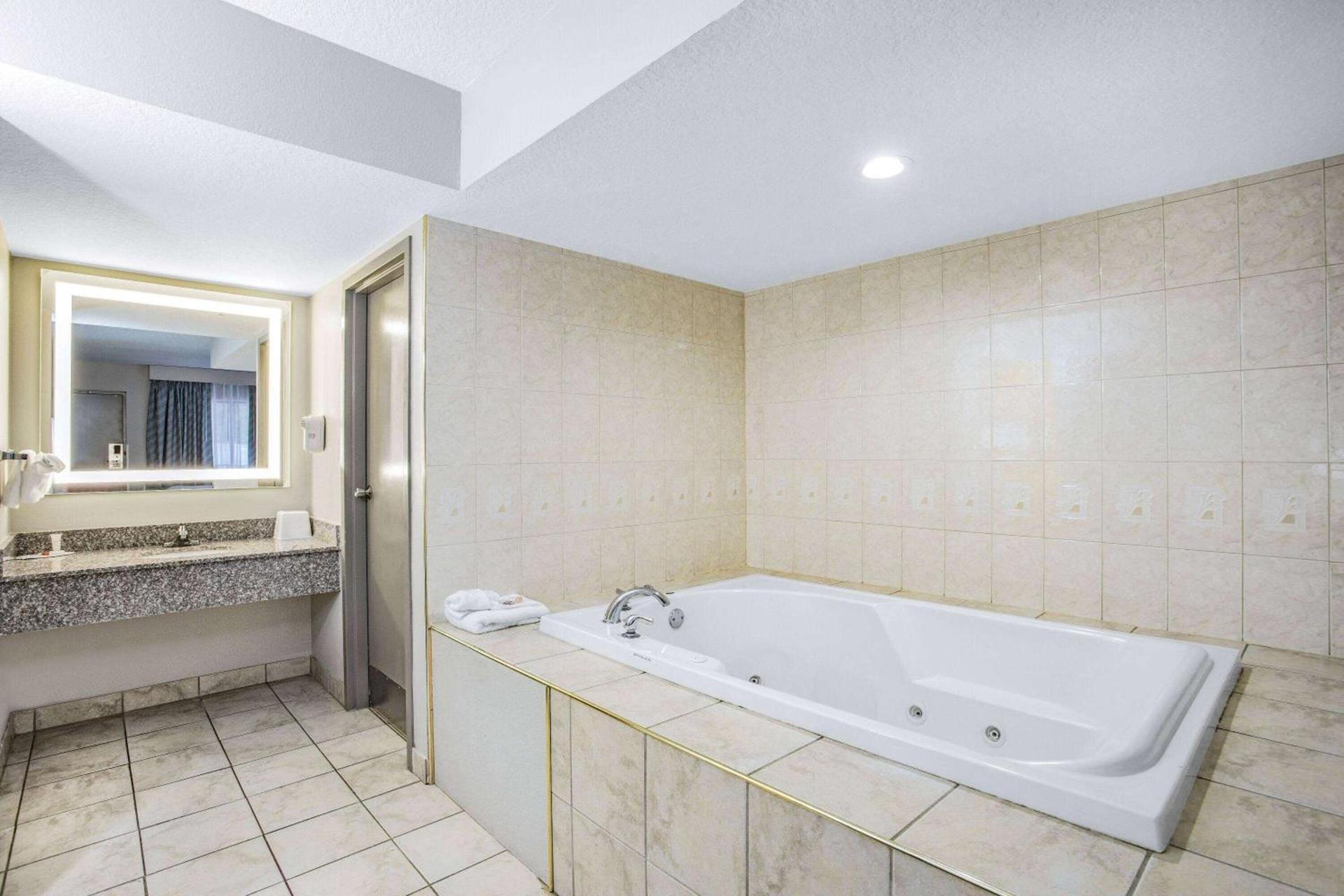 Days Inn by Wyndham N Orlando/Casselberry photo 25