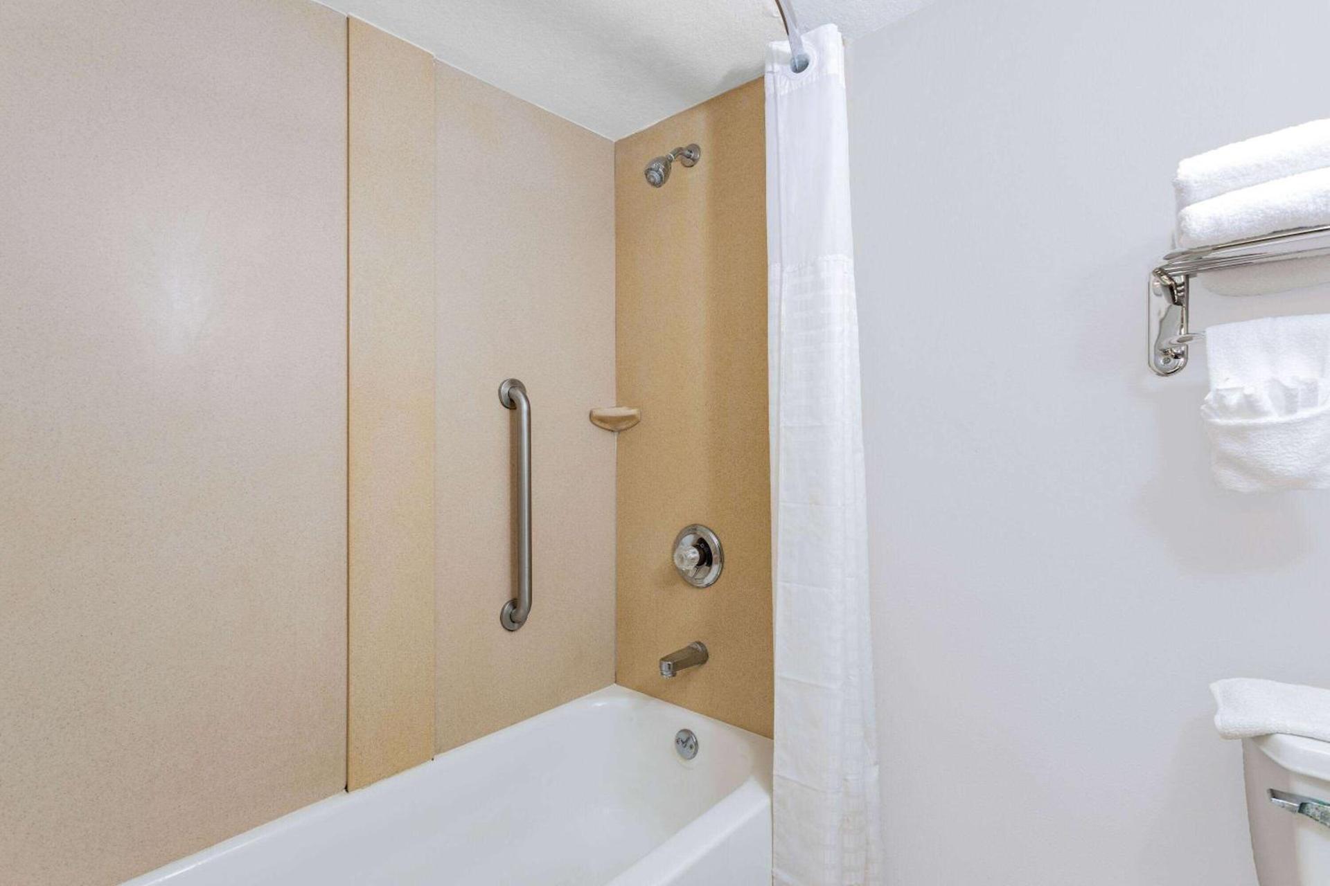 Days Inn by Wyndham N Orlando/Casselberry photo 24