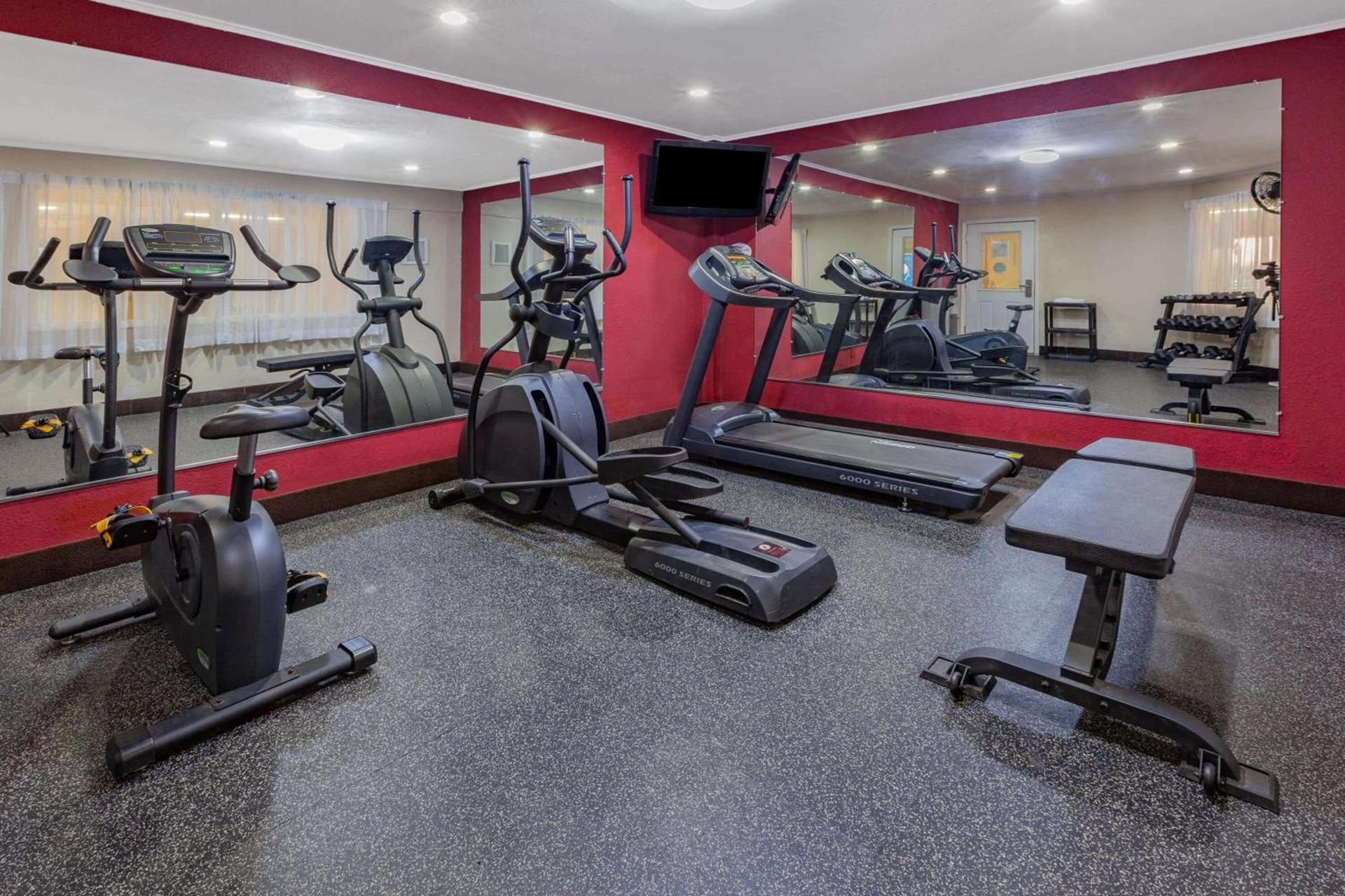 Baymont by Wyndham Perrysburg-Toledo photo 9