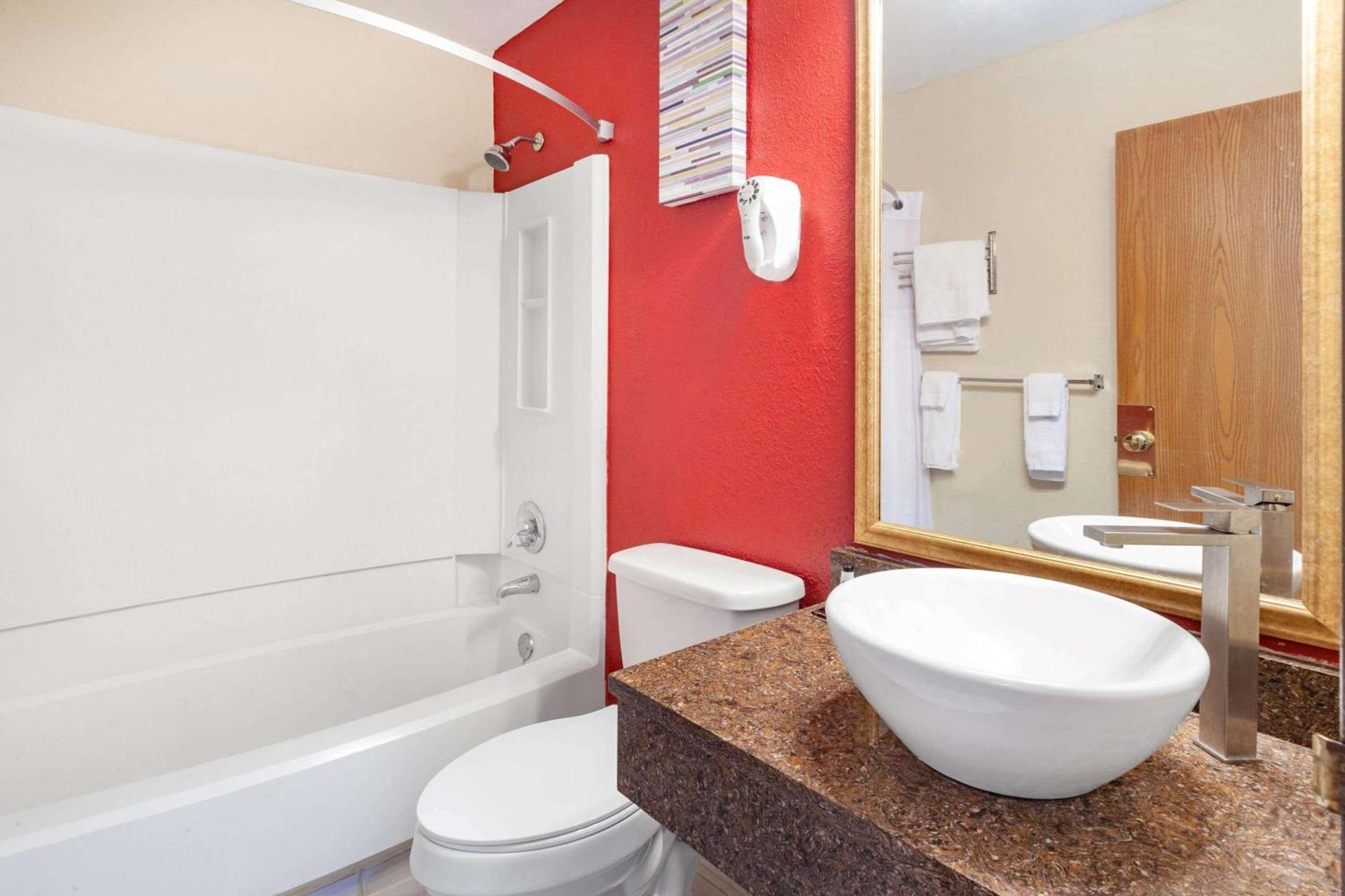 Baymont by Wyndham Perrysburg-Toledo photo 13