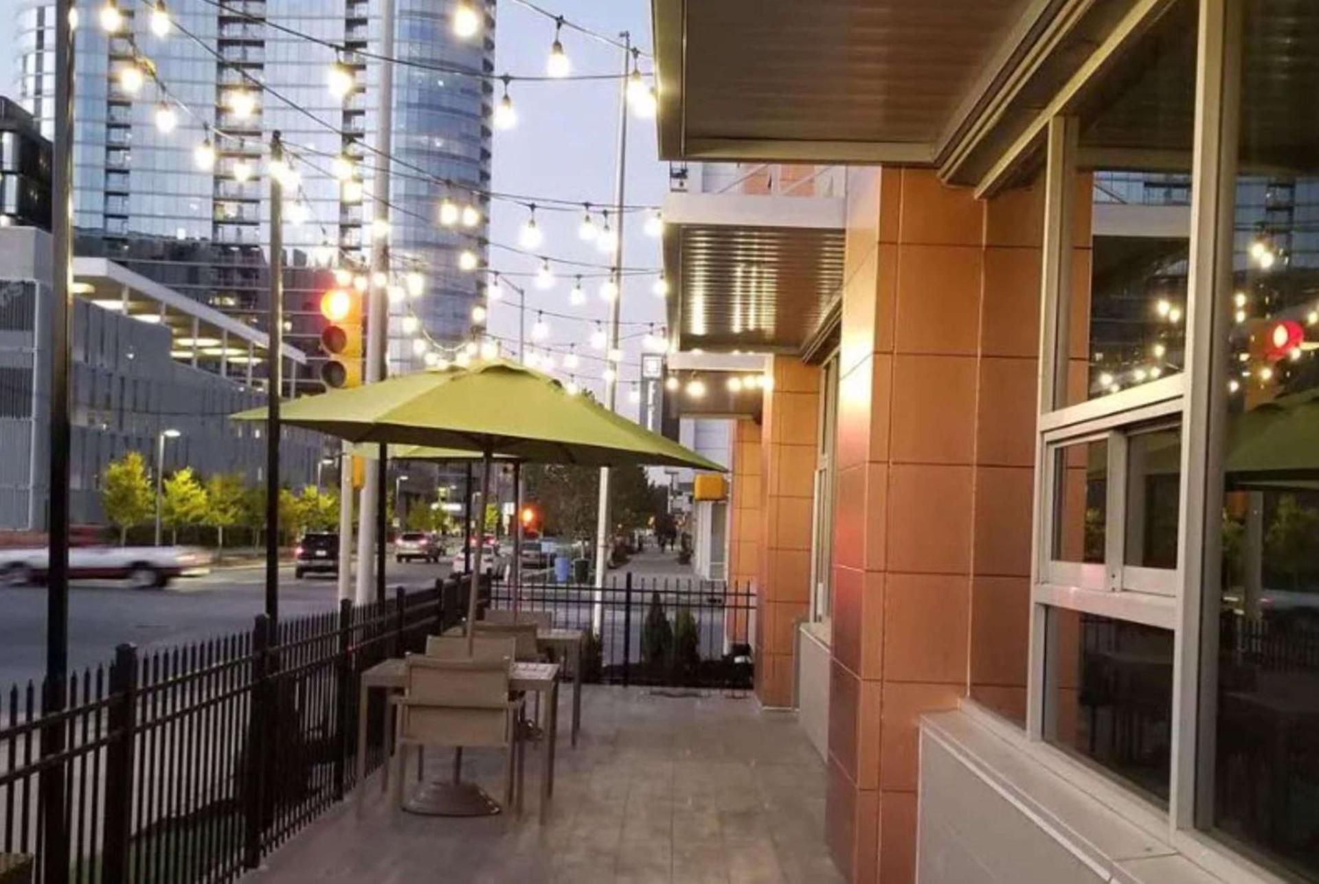 La Quinta Inn & Suites by Wyndham Indianapolis Downtown photo 15