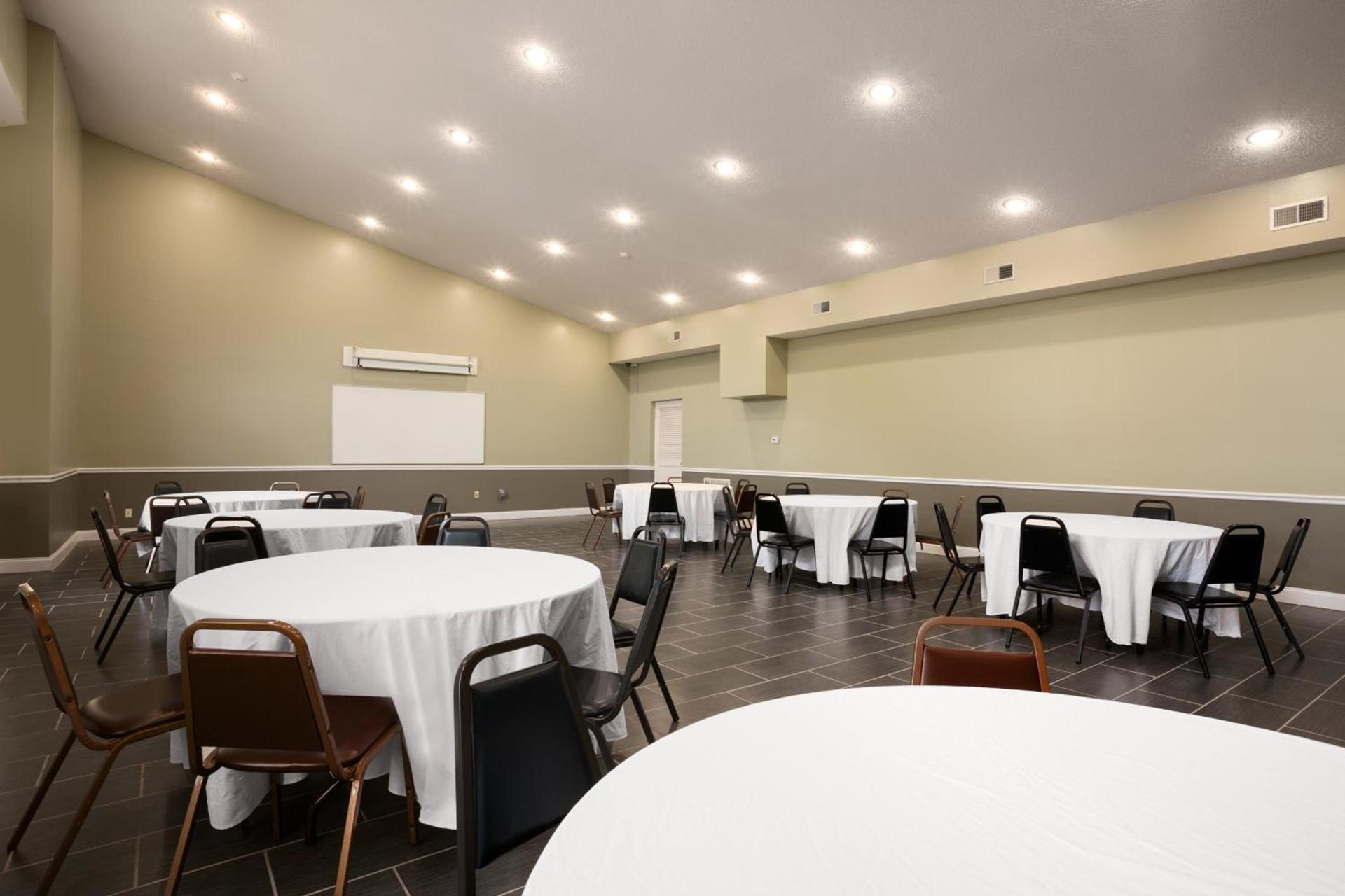 Days Inn & Suites by Wyndham Cherry Hill - Philadelphia photo 37