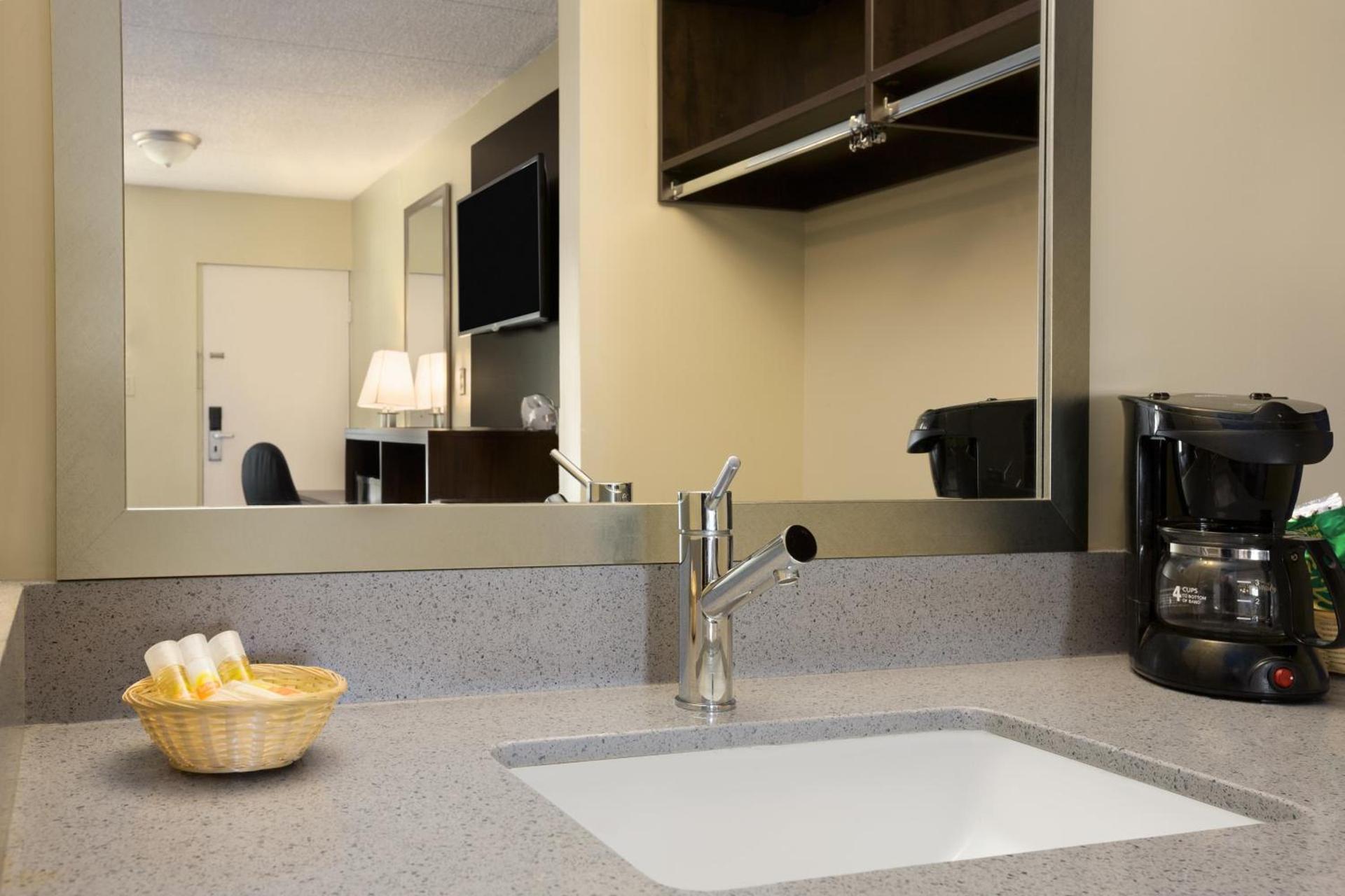 Days Inn & Suites by Wyndham Cherry Hill - Philadelphia photo 38